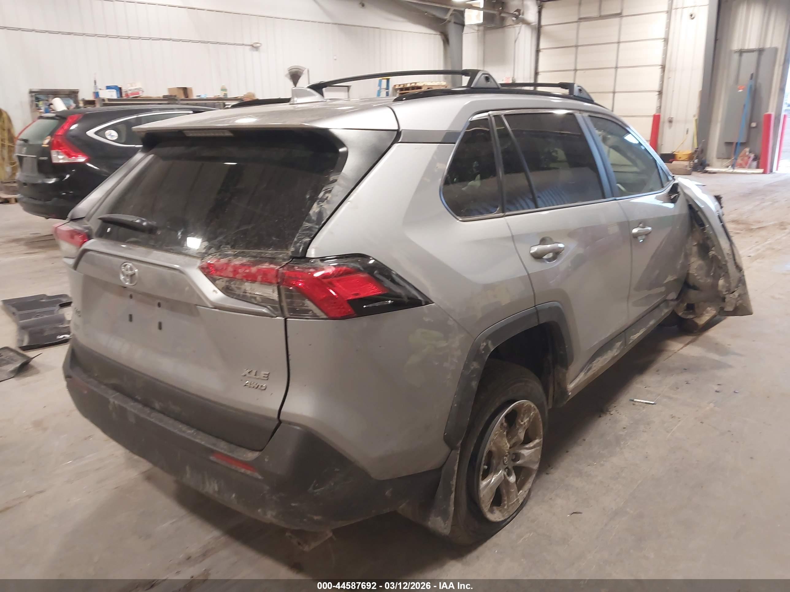 TOYOTA RAV4 image 4