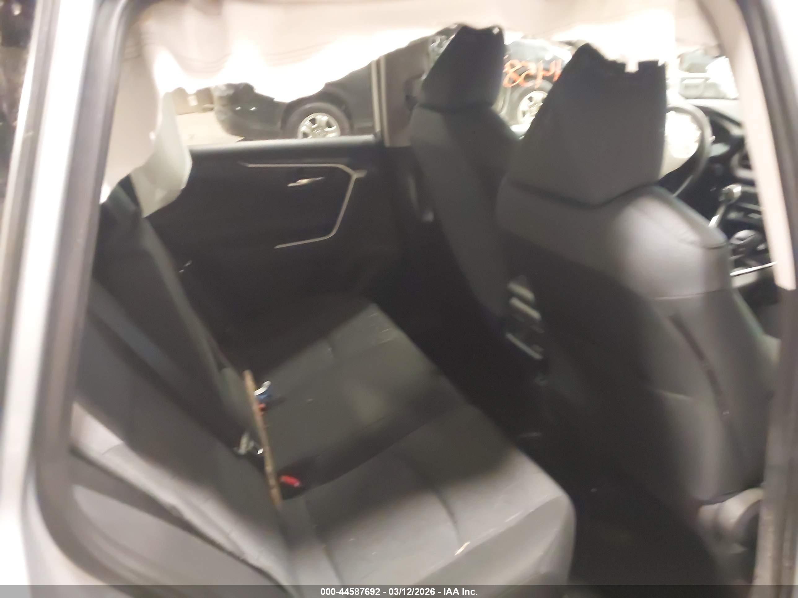 TOYOTA RAV4 image 8