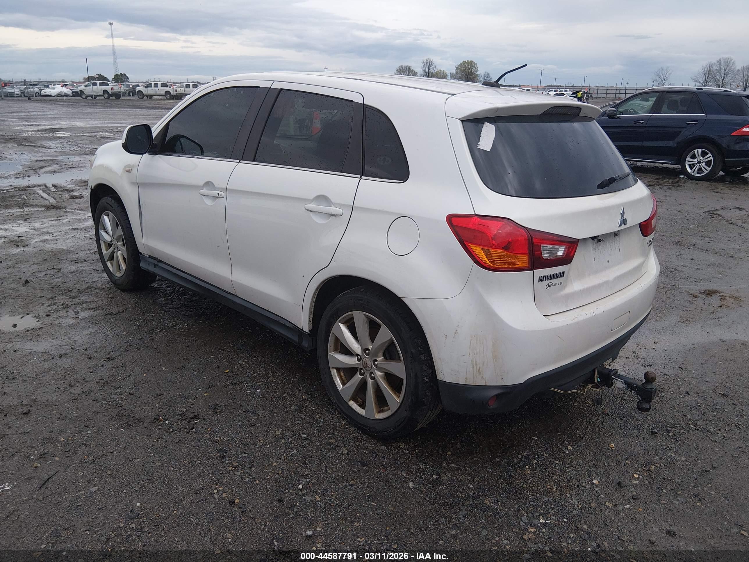 MITSUBISHI OUTLANDER image 3