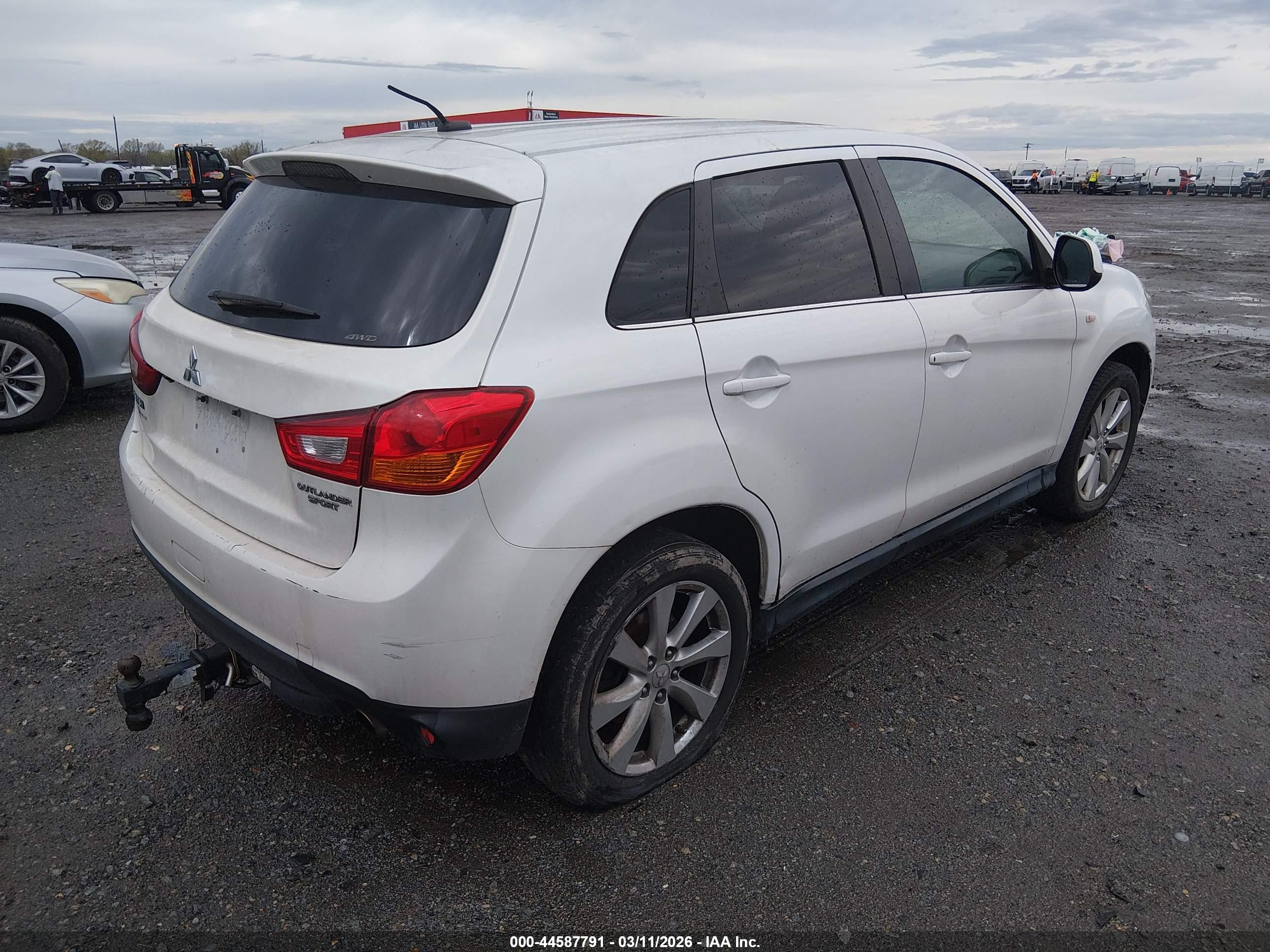 MITSUBISHI OUTLANDER image 4