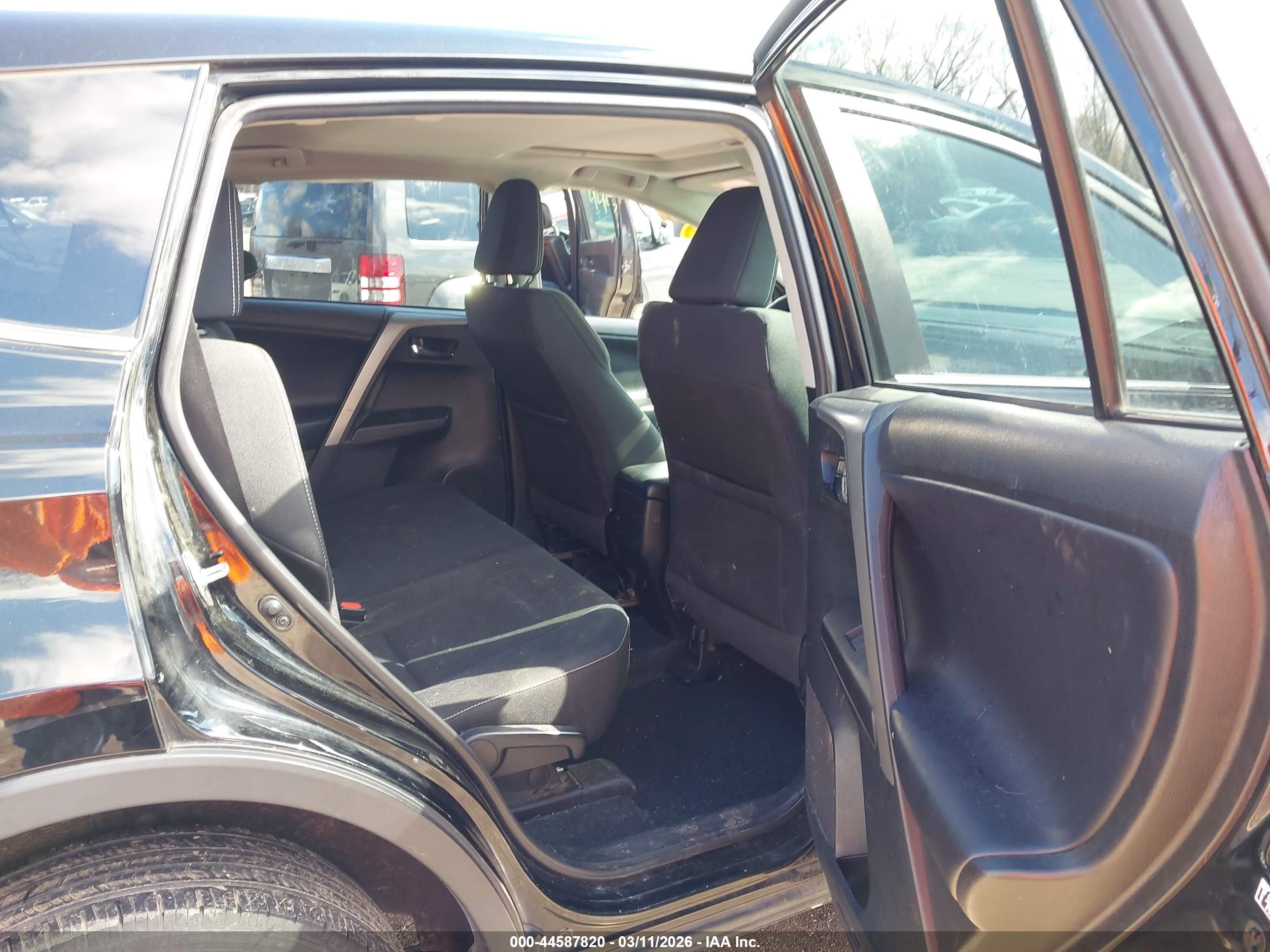 TOYOTA RAV4 image 8