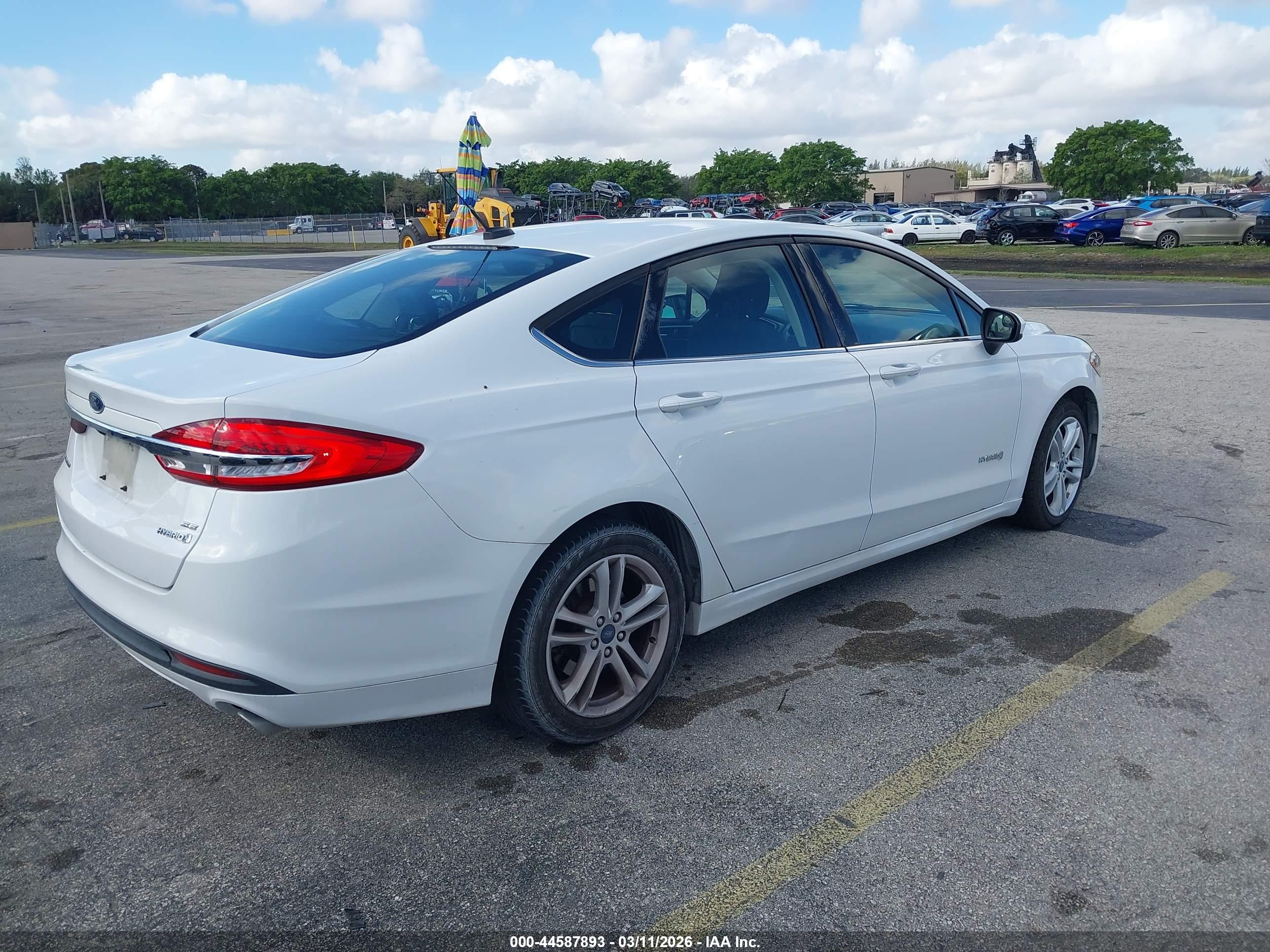 FORD FUSION image 4
