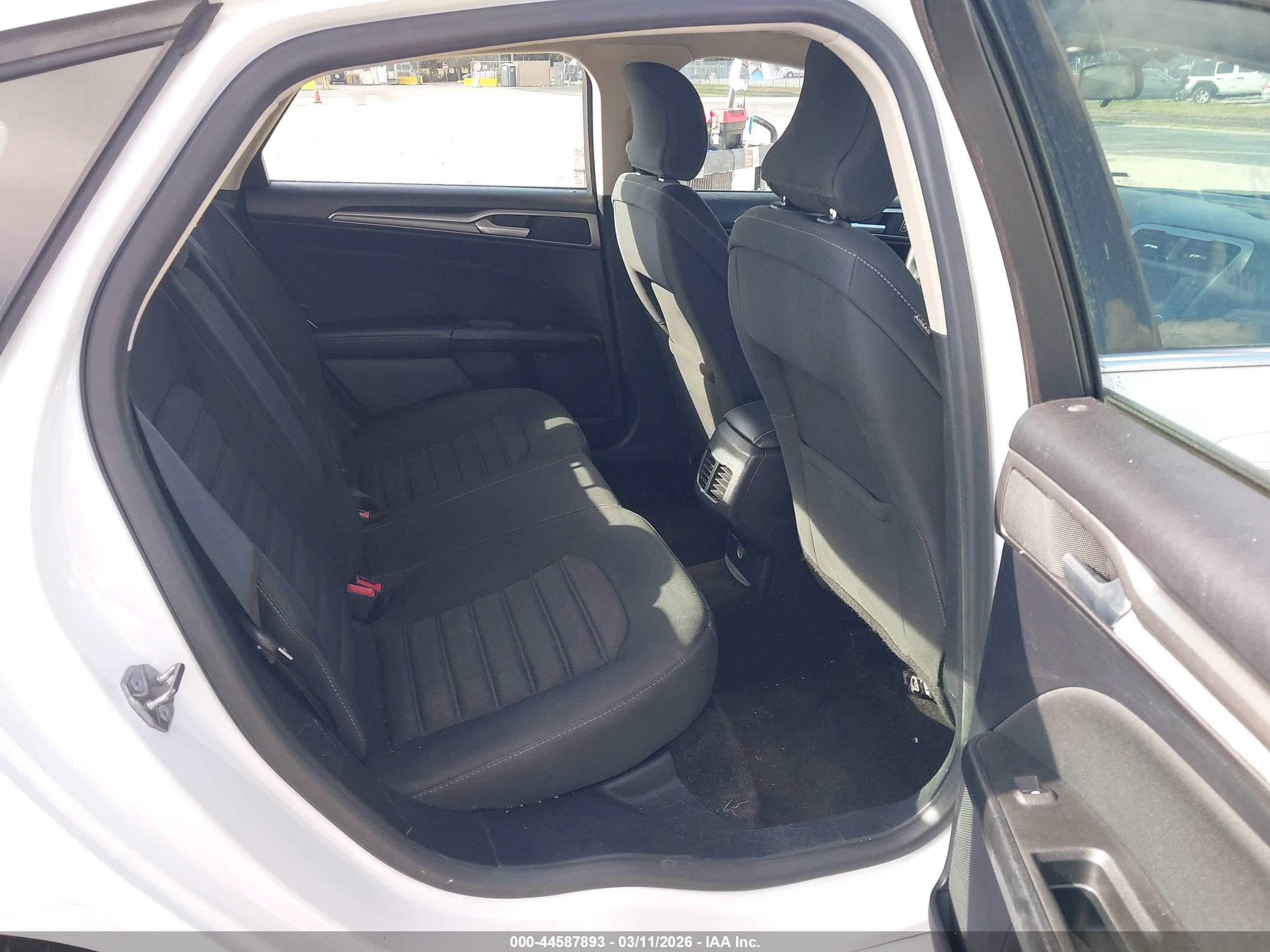 FORD FUSION image 8