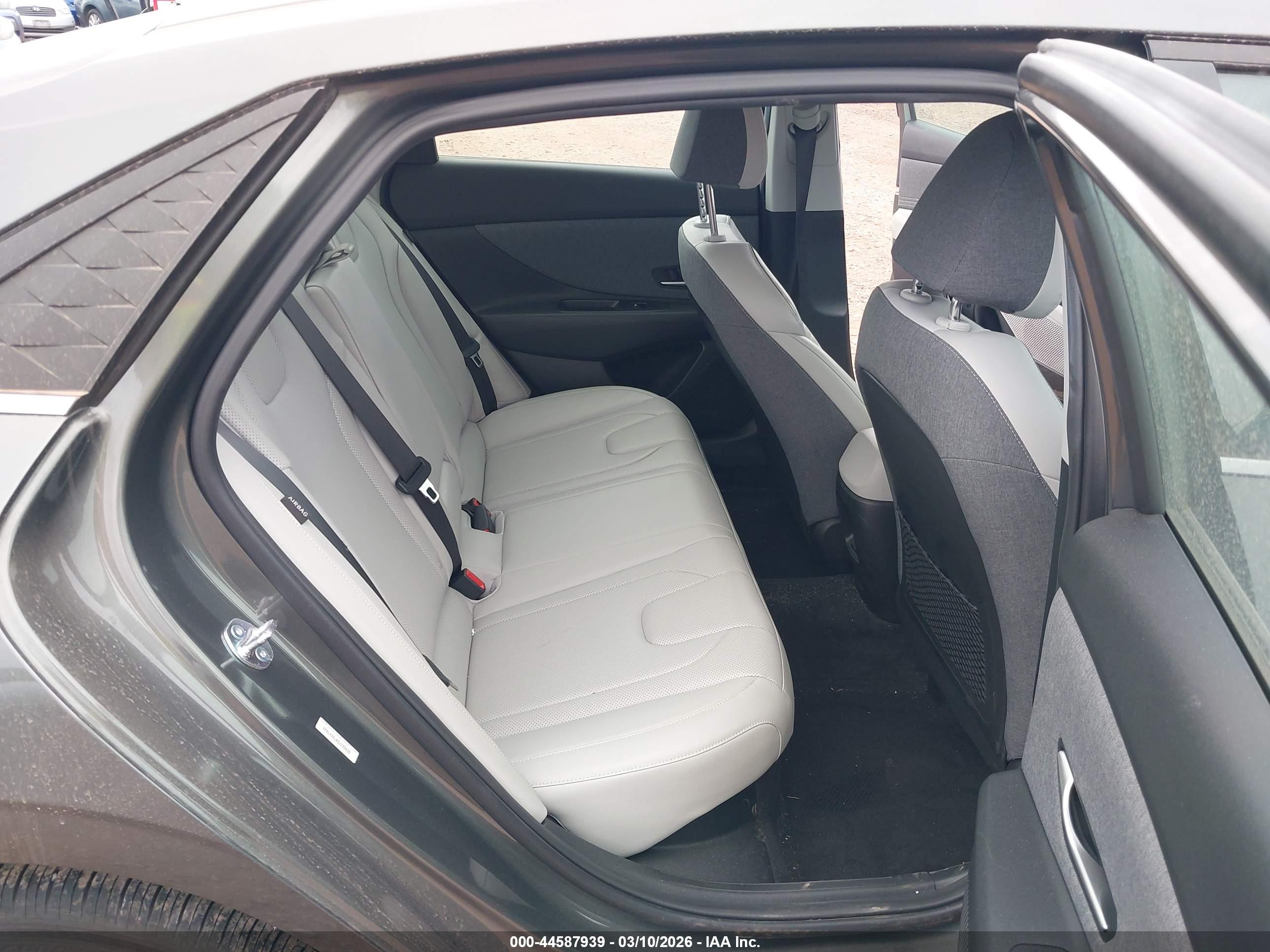 HYUNDAI ELANTRA image 8