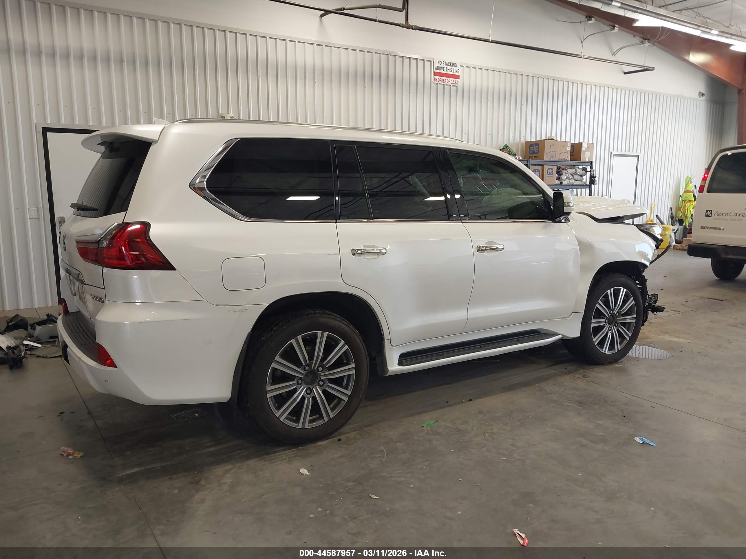 LEXUS LX image 4