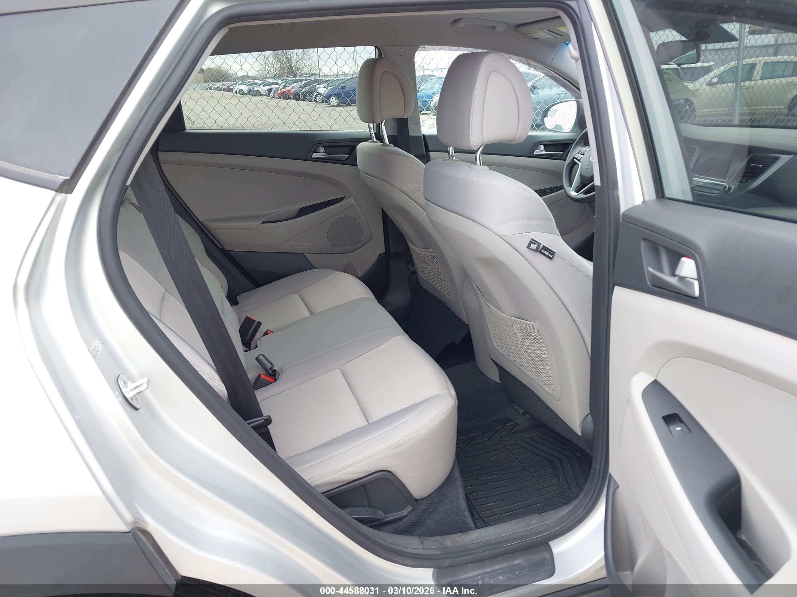 HYUNDAI TUCSON image 8