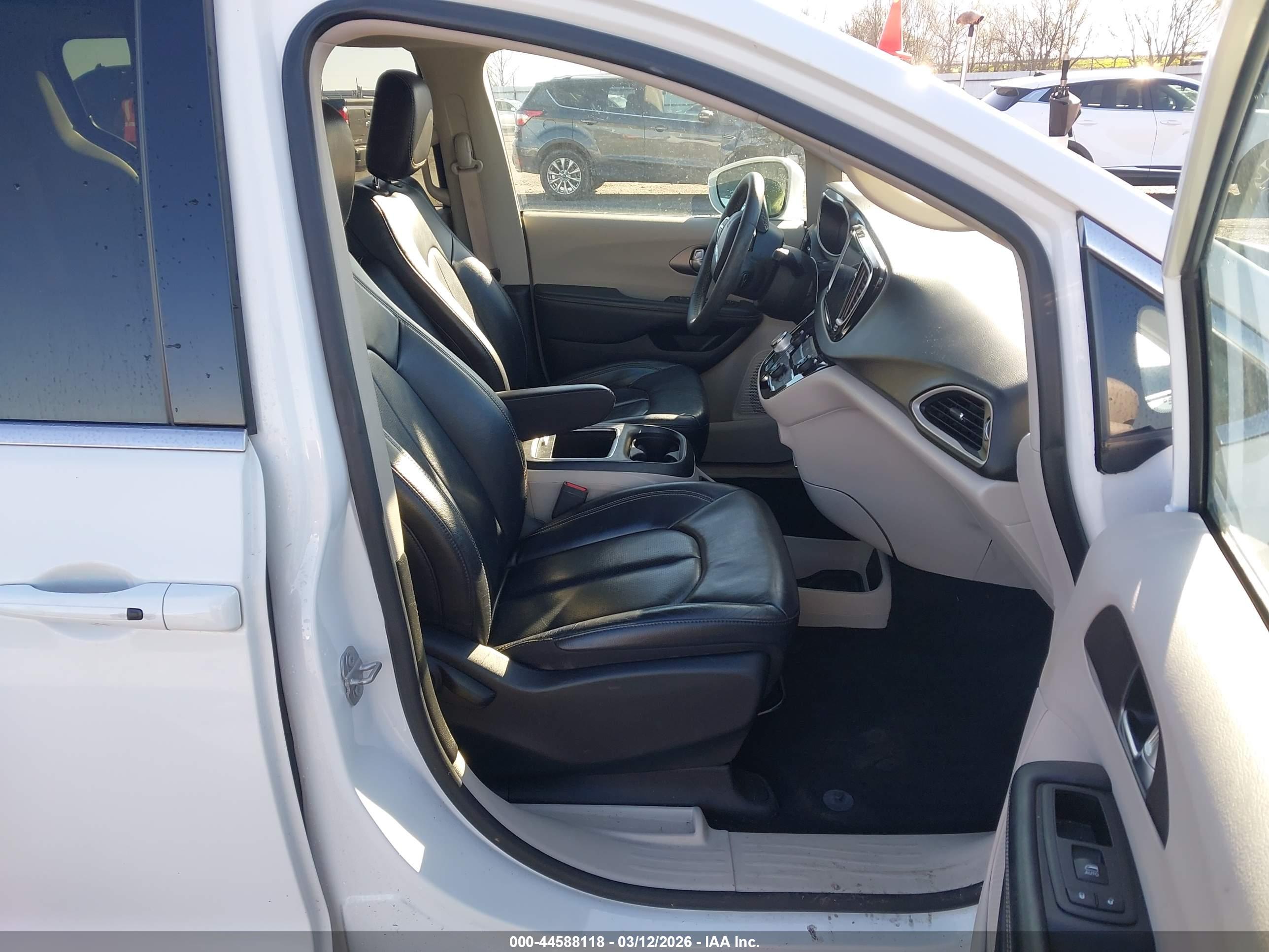 CHRYSLER PACIFICA image 5