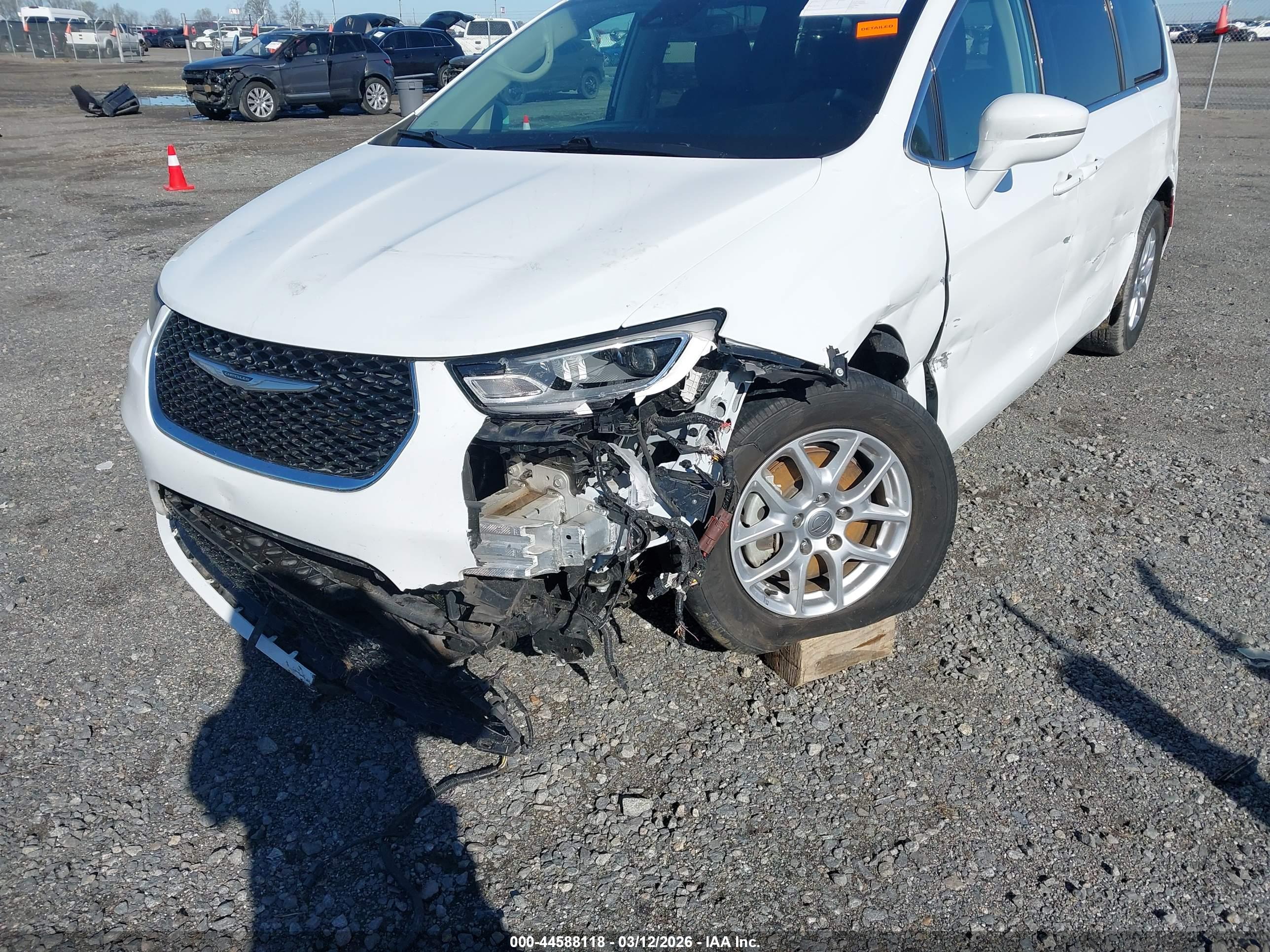 CHRYSLER PACIFICA image 6