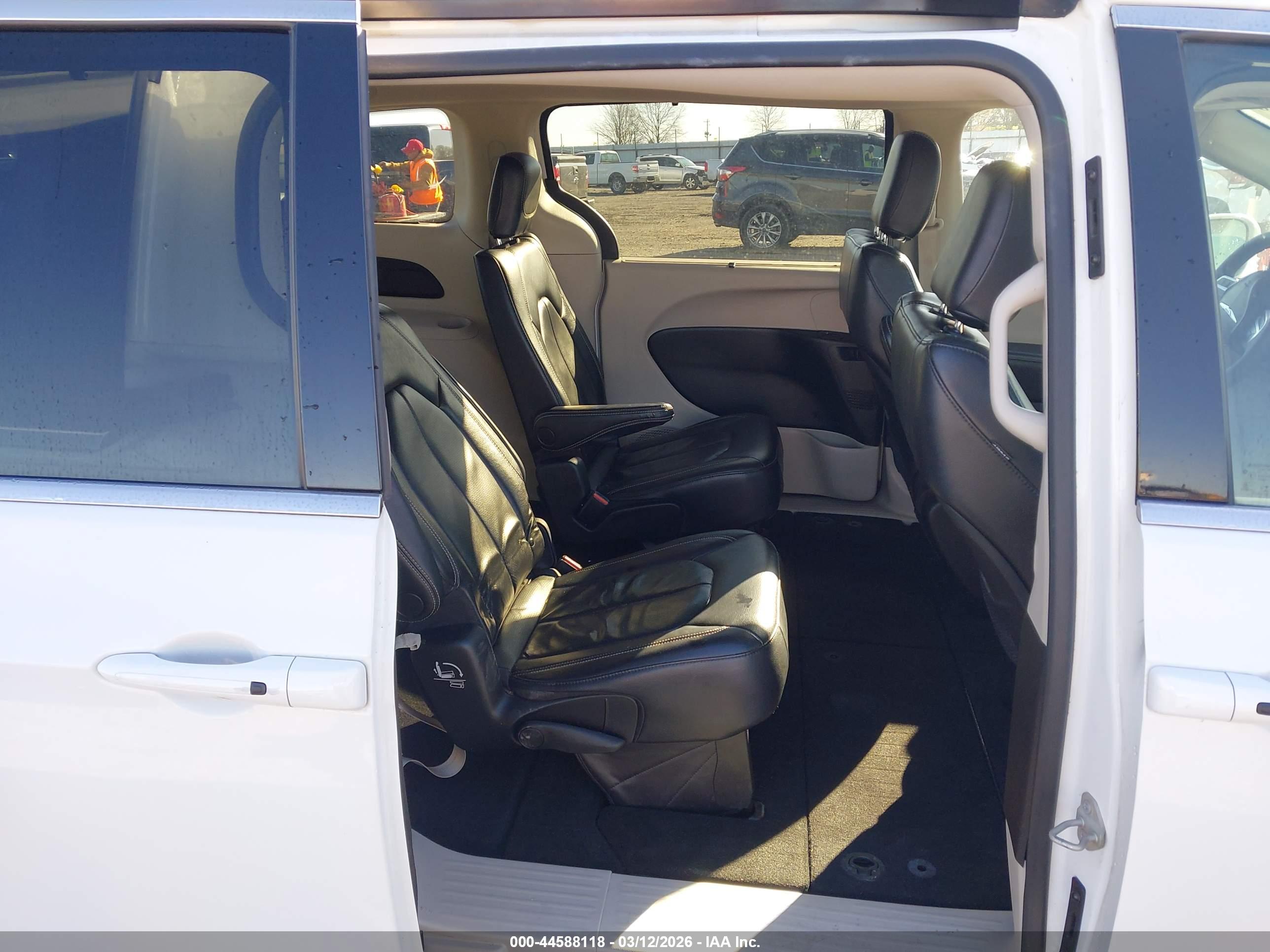CHRYSLER PACIFICA image 8