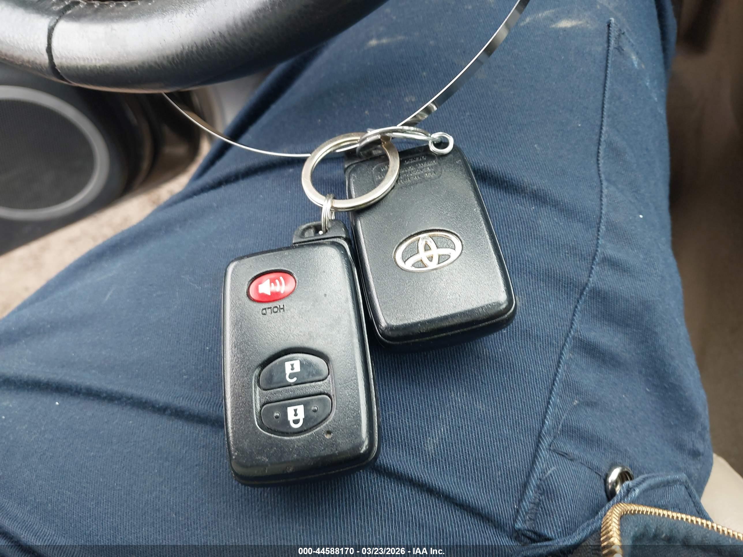 TOYOTA RAV4 image 11