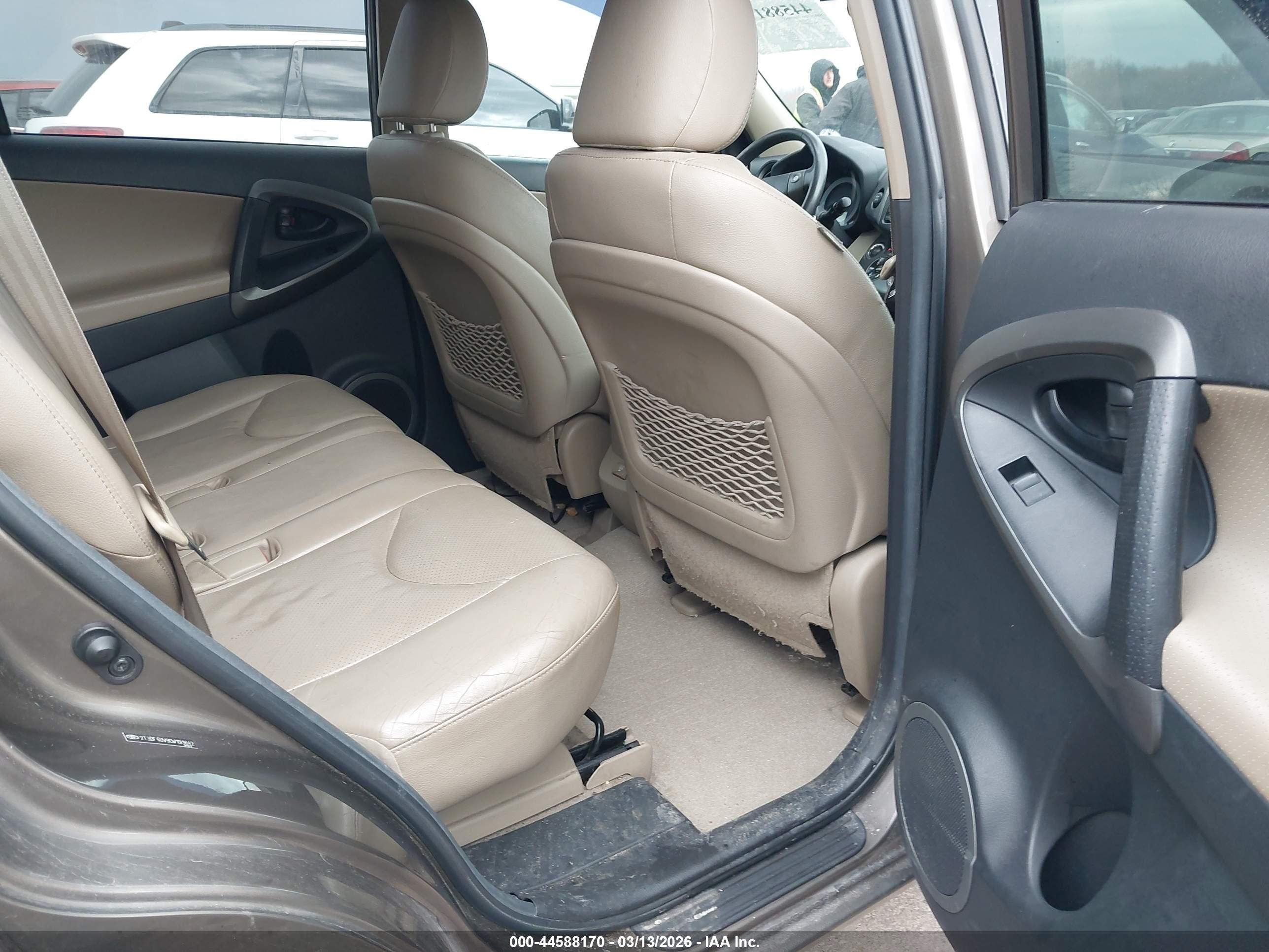 TOYOTA RAV4 image 8