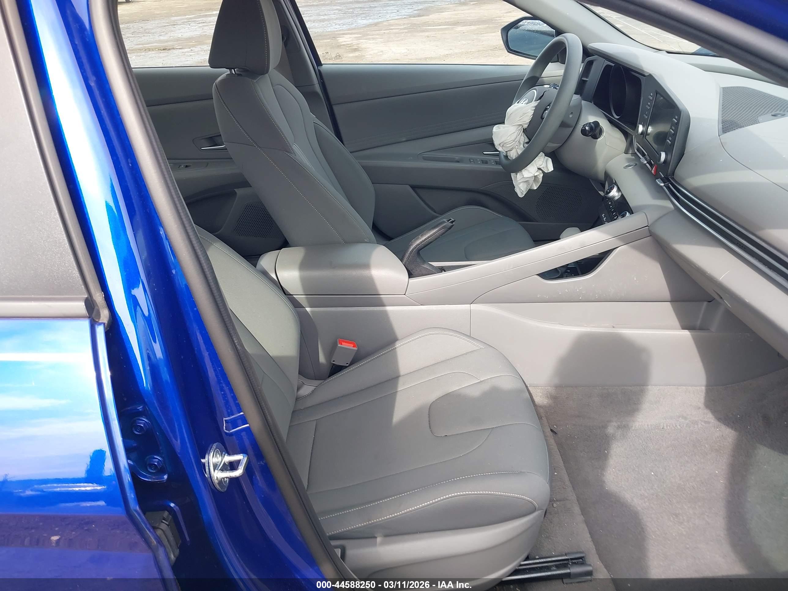 HYUNDAI ELANTRA image 5