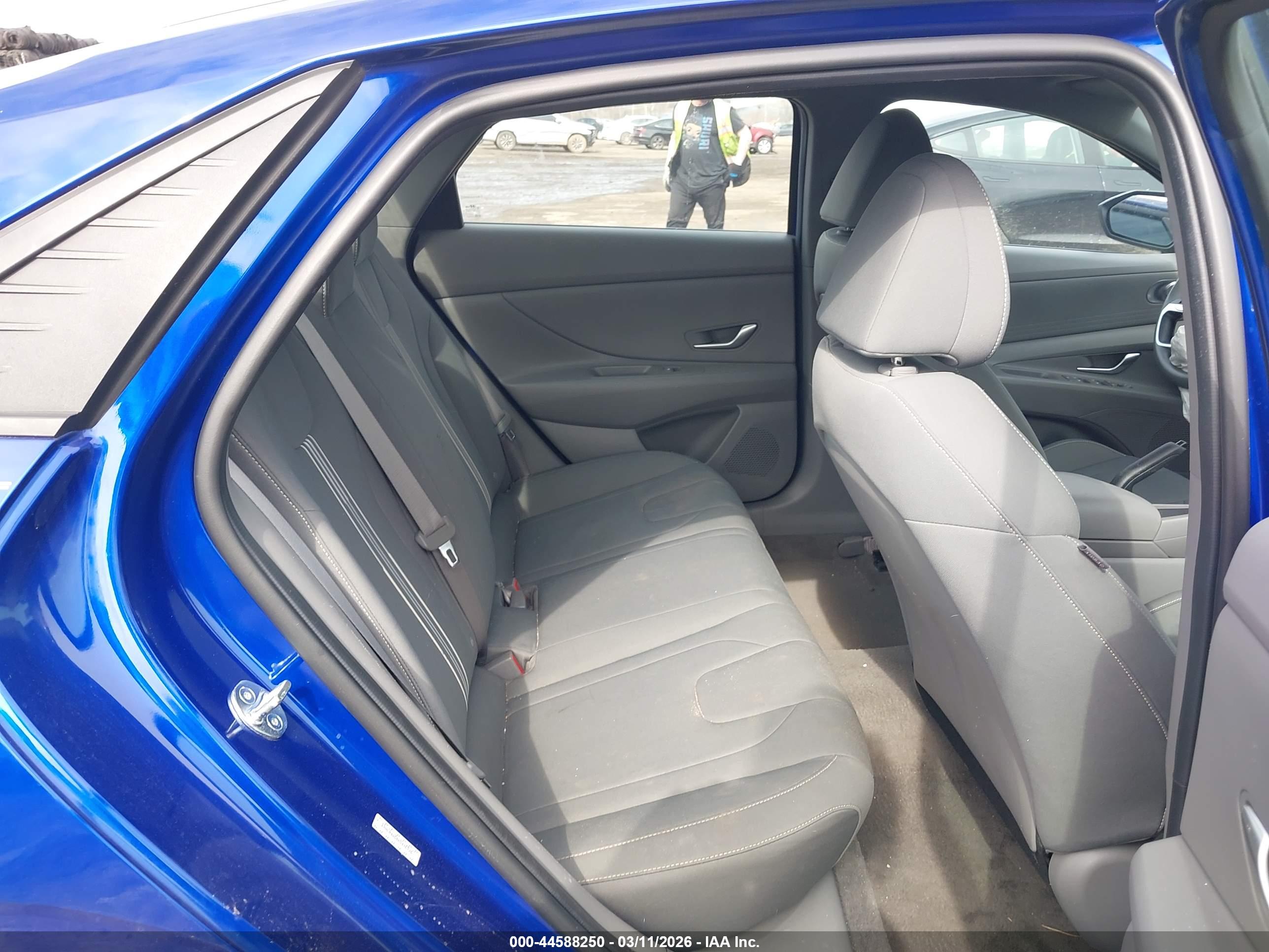 HYUNDAI ELANTRA image 8