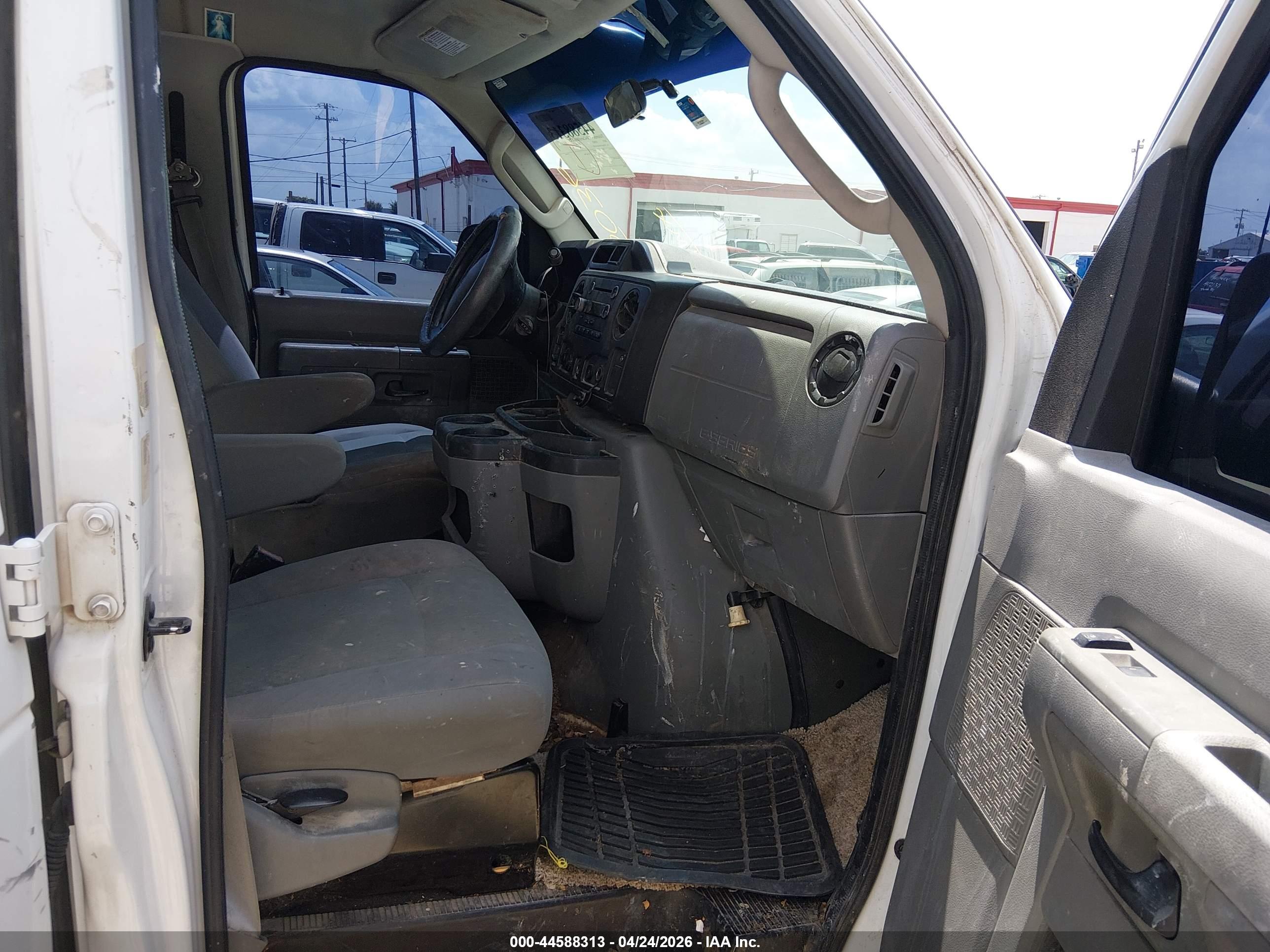 FORD E-150 image 5