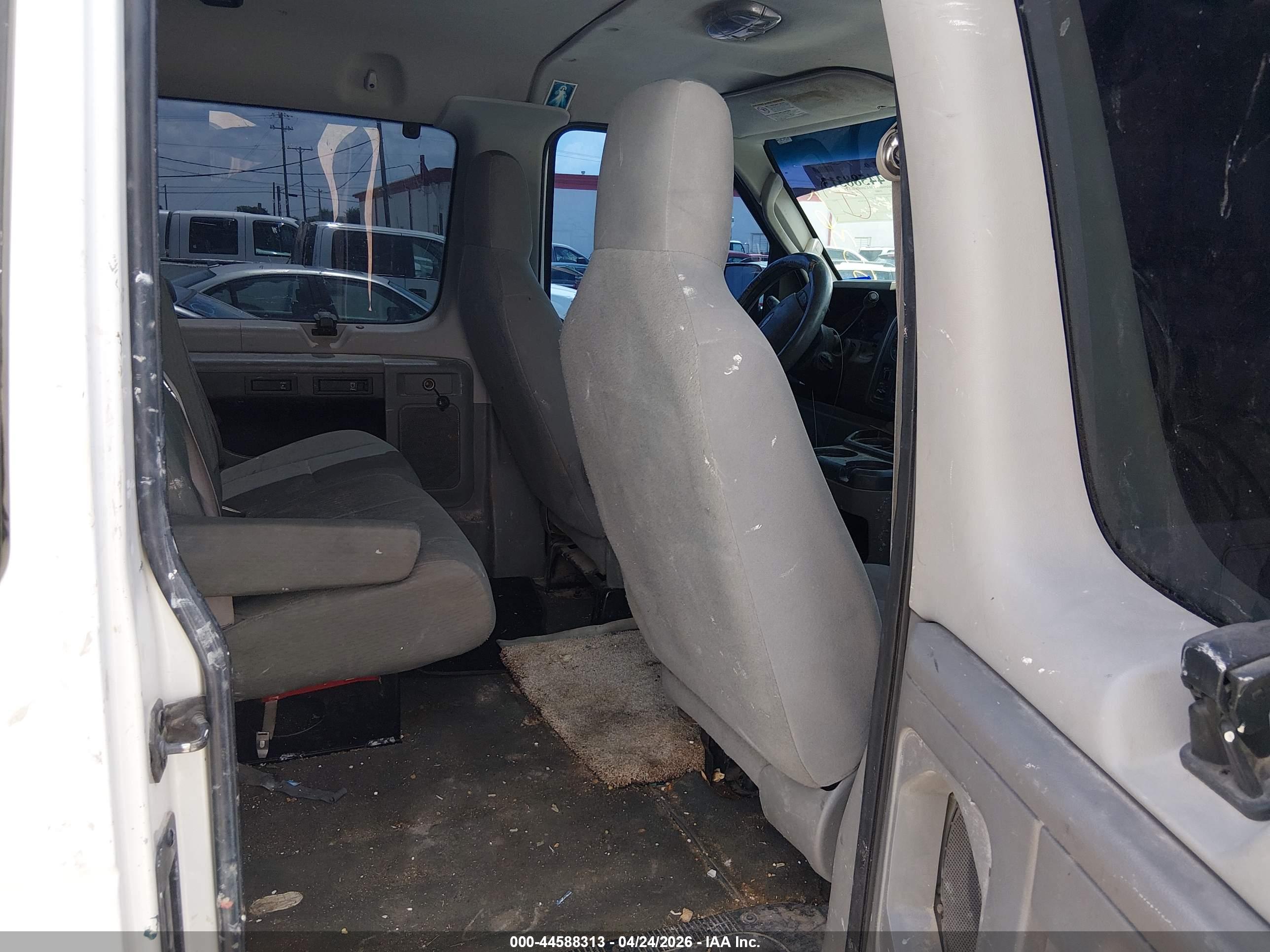 FORD E-150 image 8