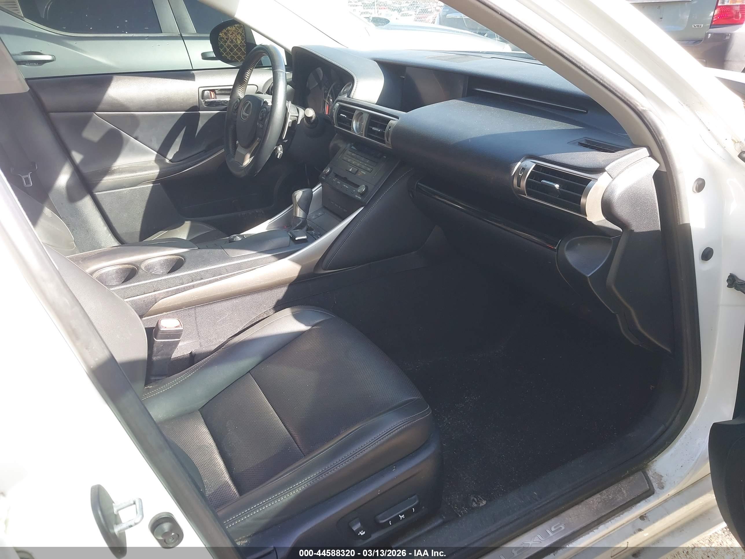 LEXUS IS image 5