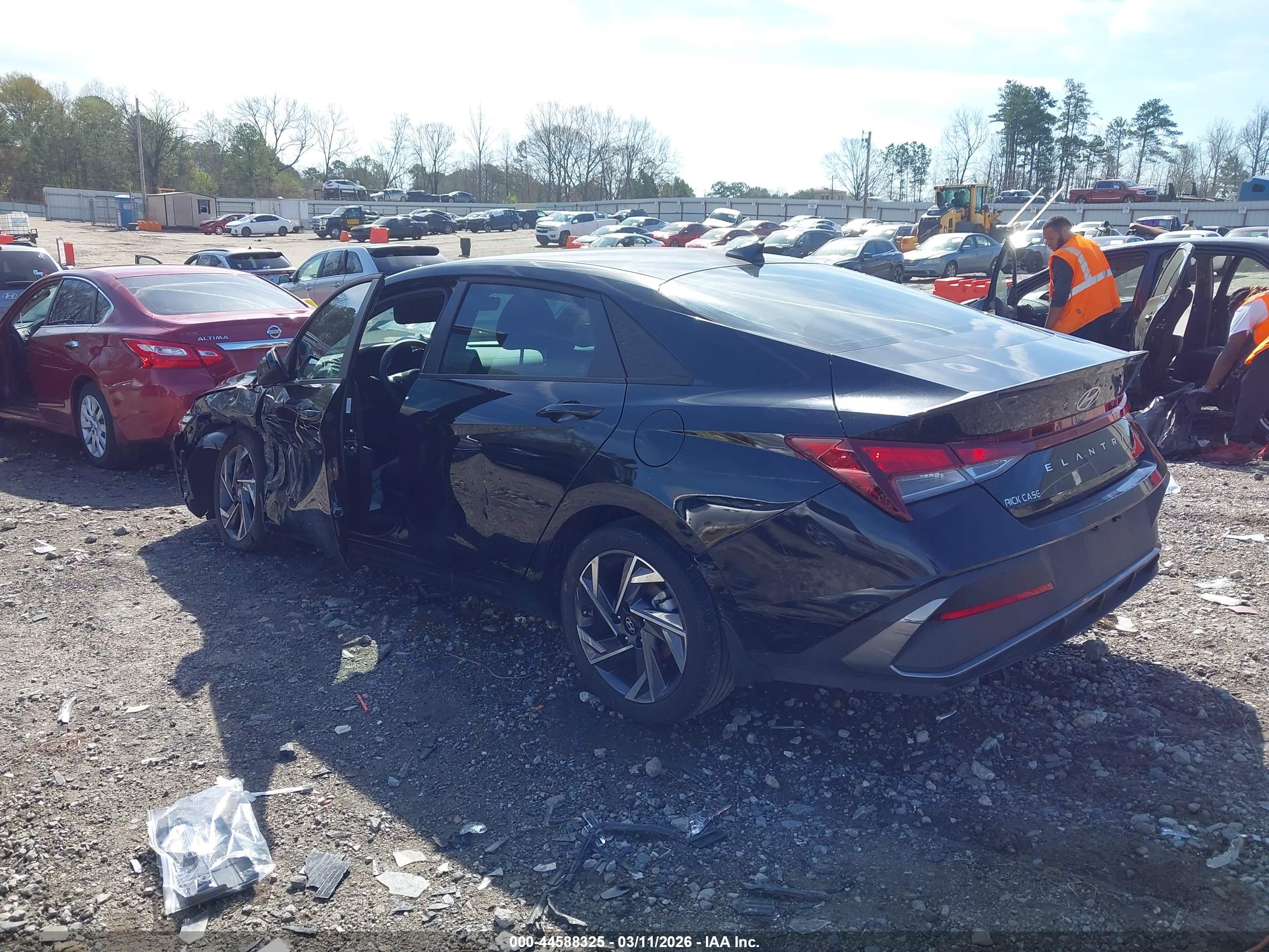 HYUNDAI ELANTRA image 3