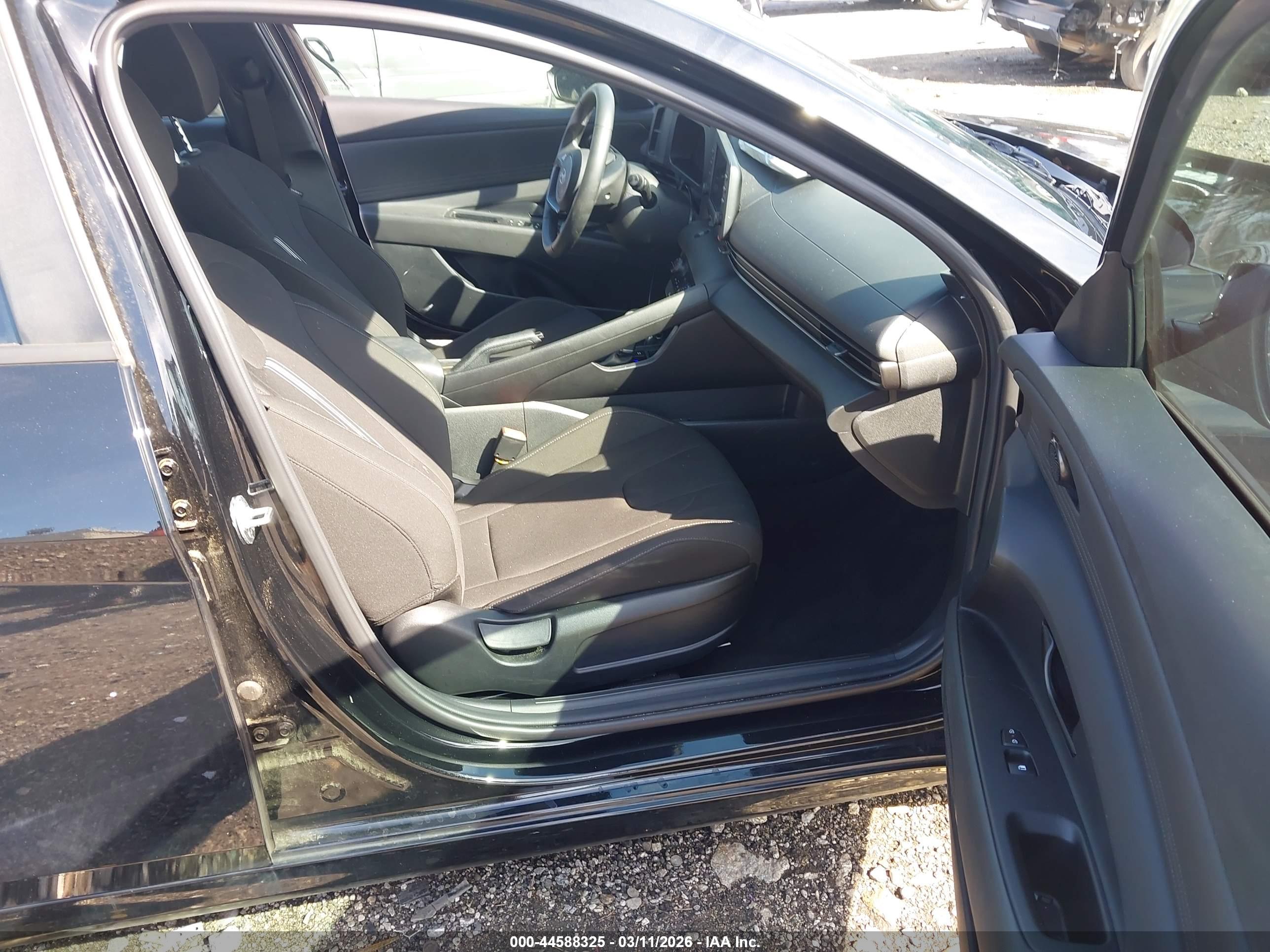 HYUNDAI ELANTRA image 5