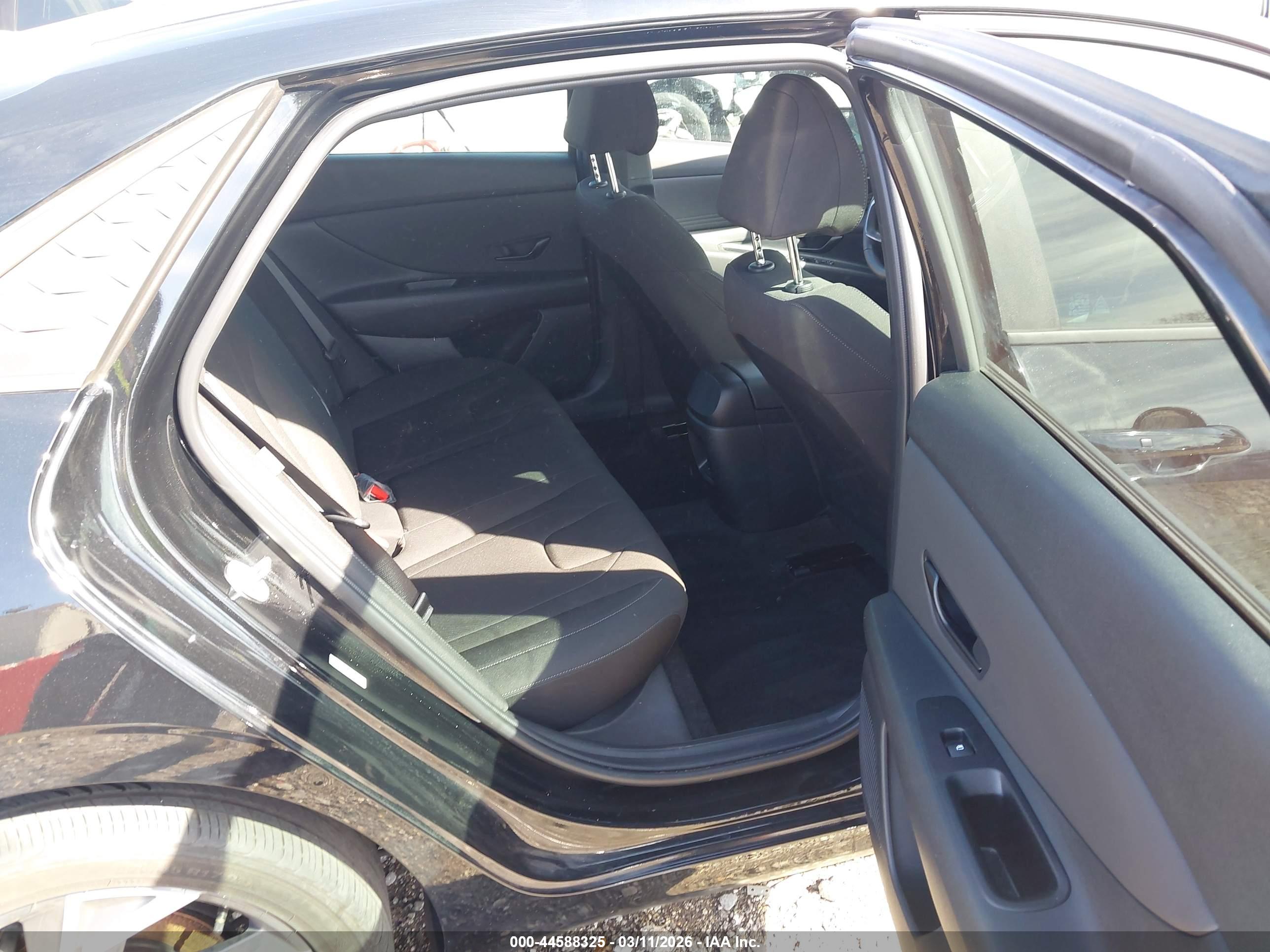 HYUNDAI ELANTRA image 8