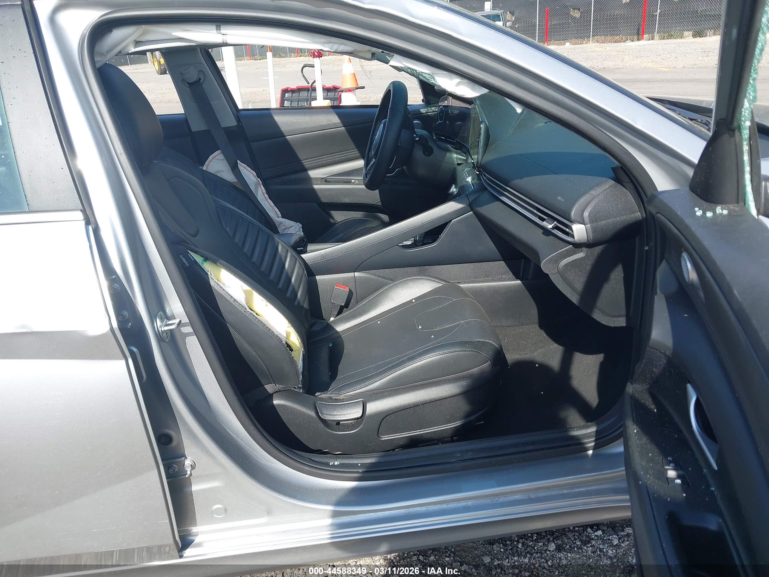 HYUNDAI ELANTRA image 5