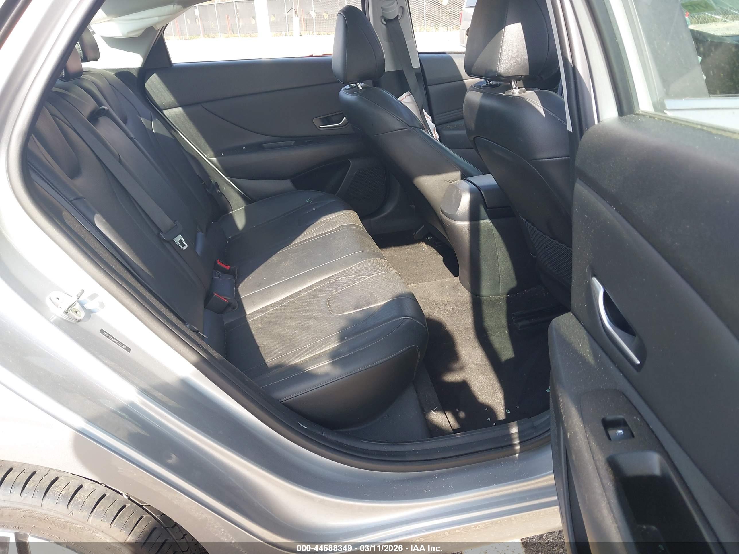 HYUNDAI ELANTRA image 8