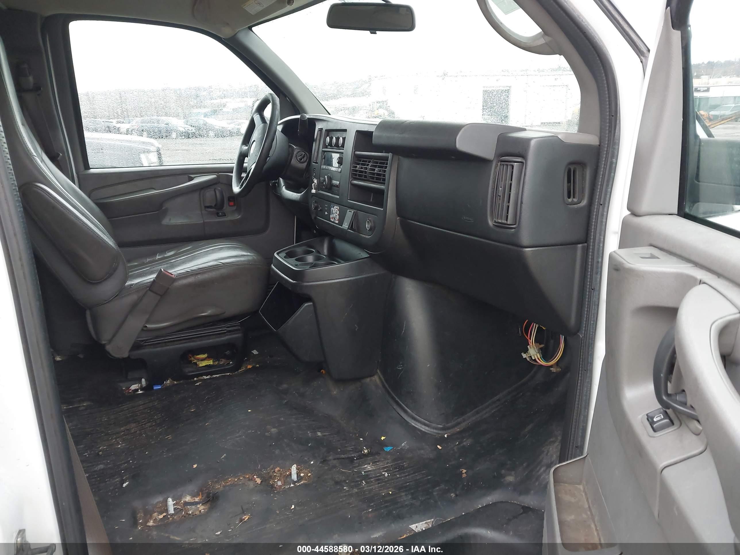 CHEVROLET EXPRESS image 5