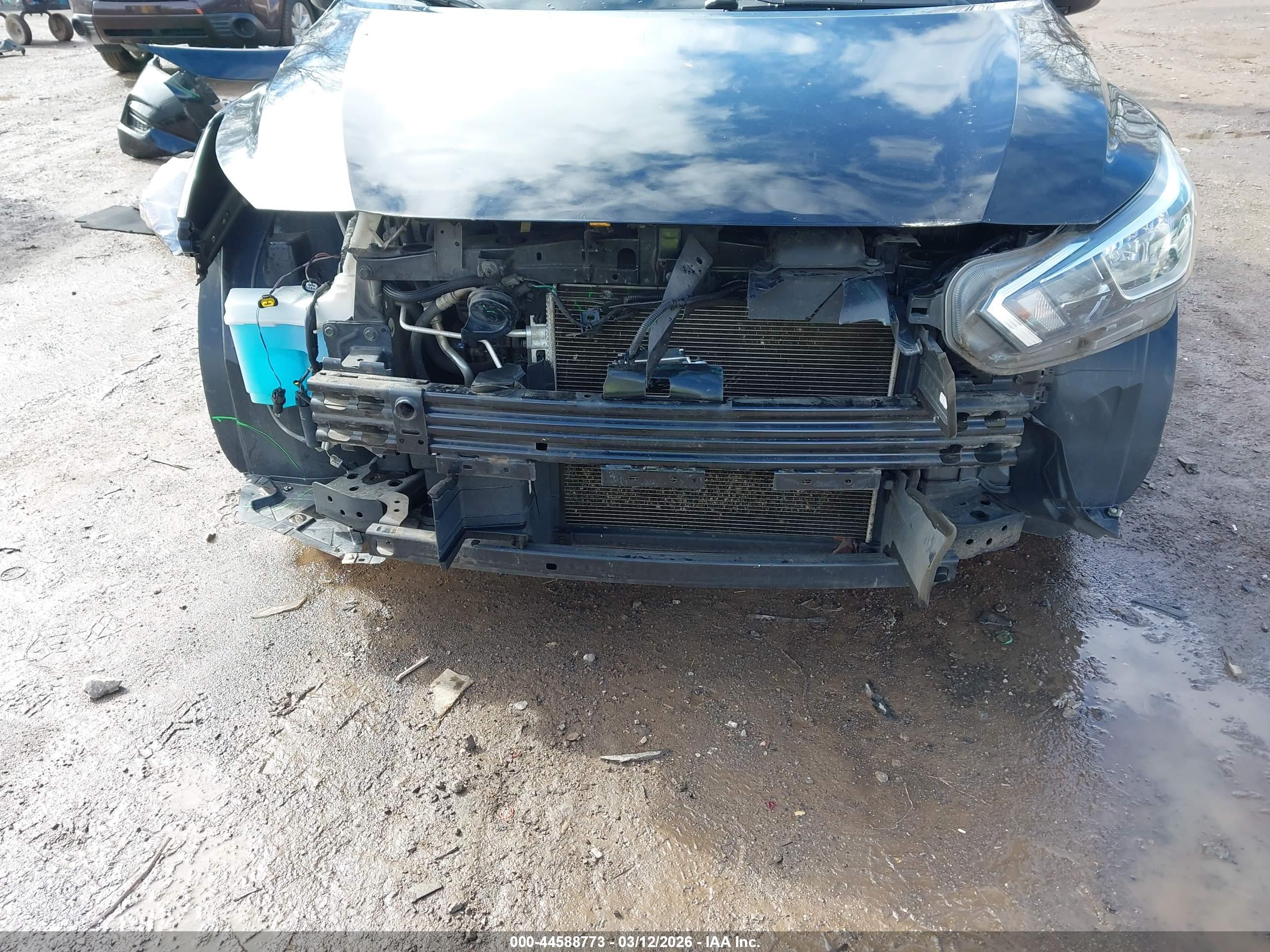 NISSAN VERSA image 6