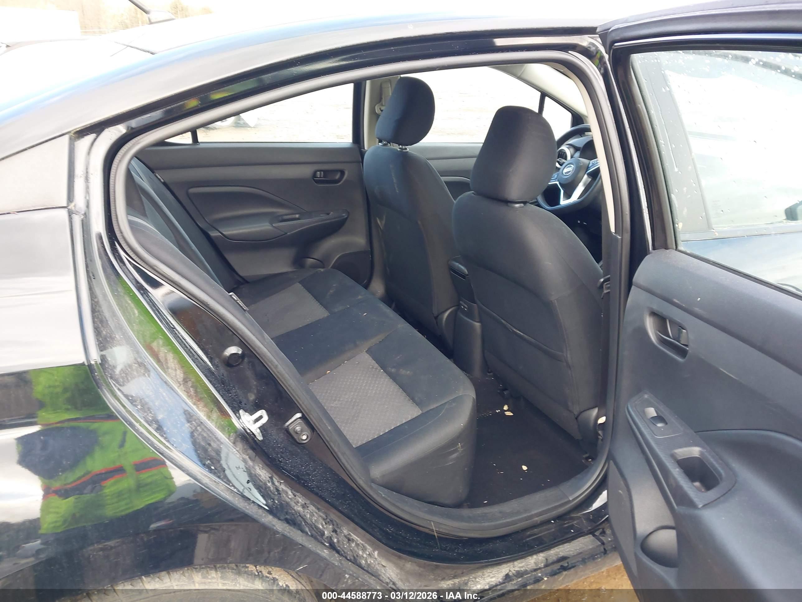 NISSAN VERSA image 8