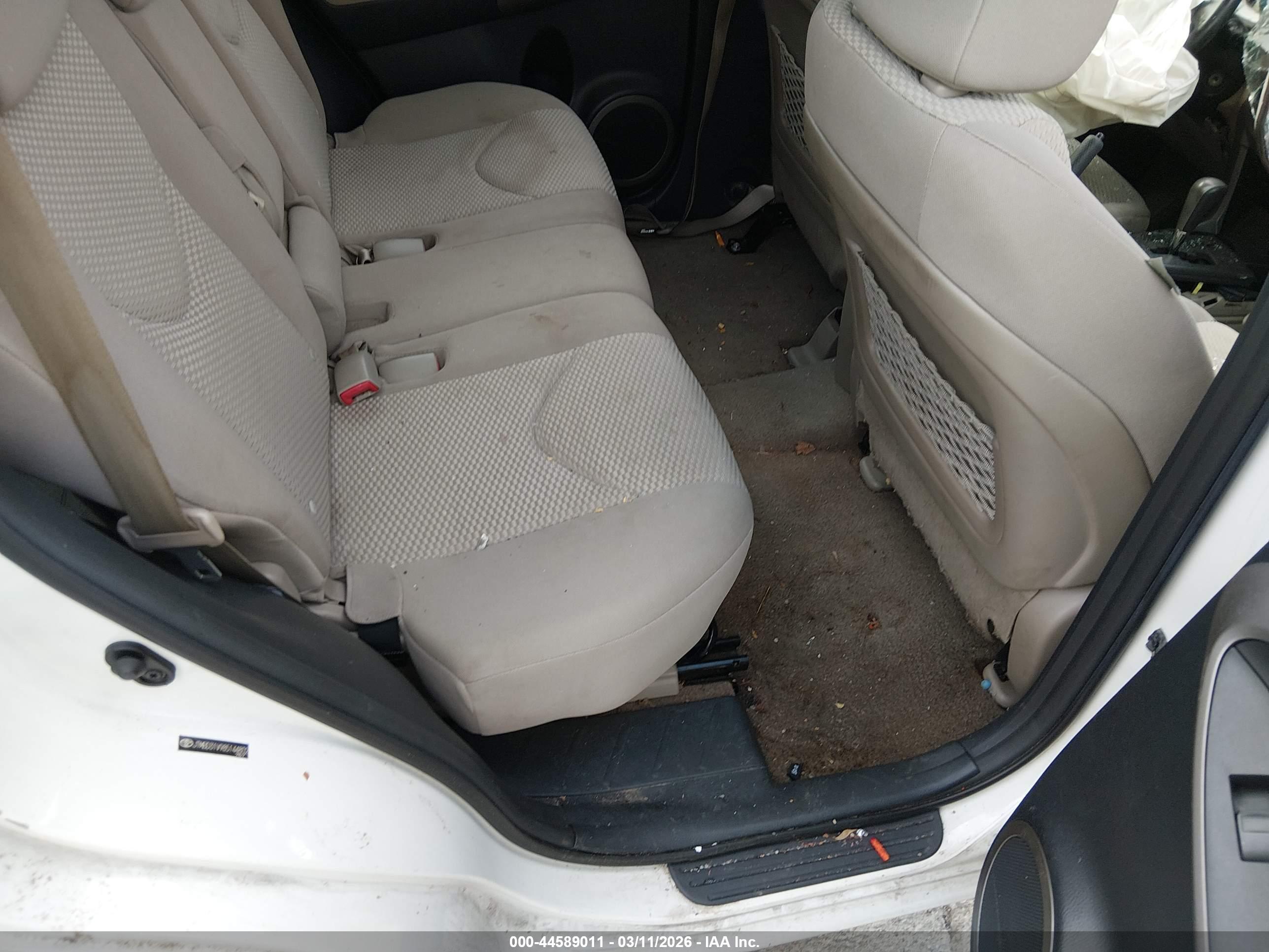 TOYOTA RAV4 image 8