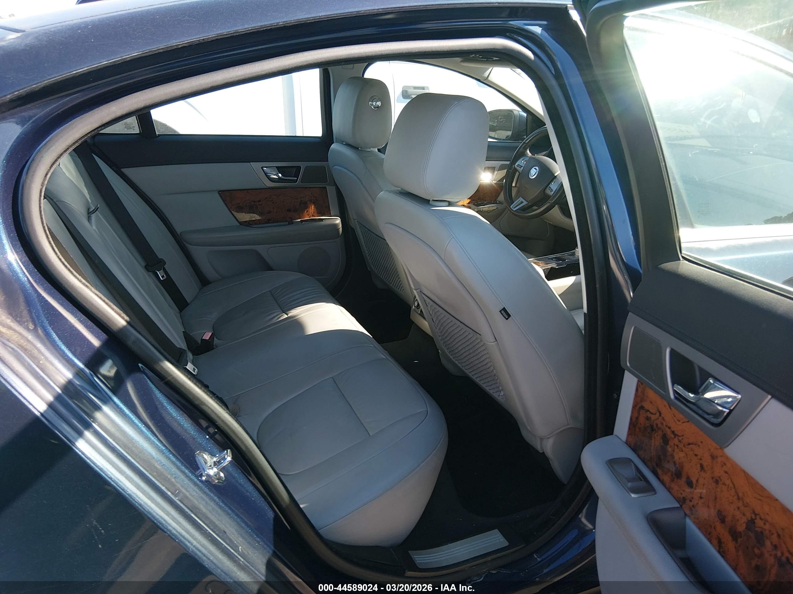 JAGUAR XF image 8