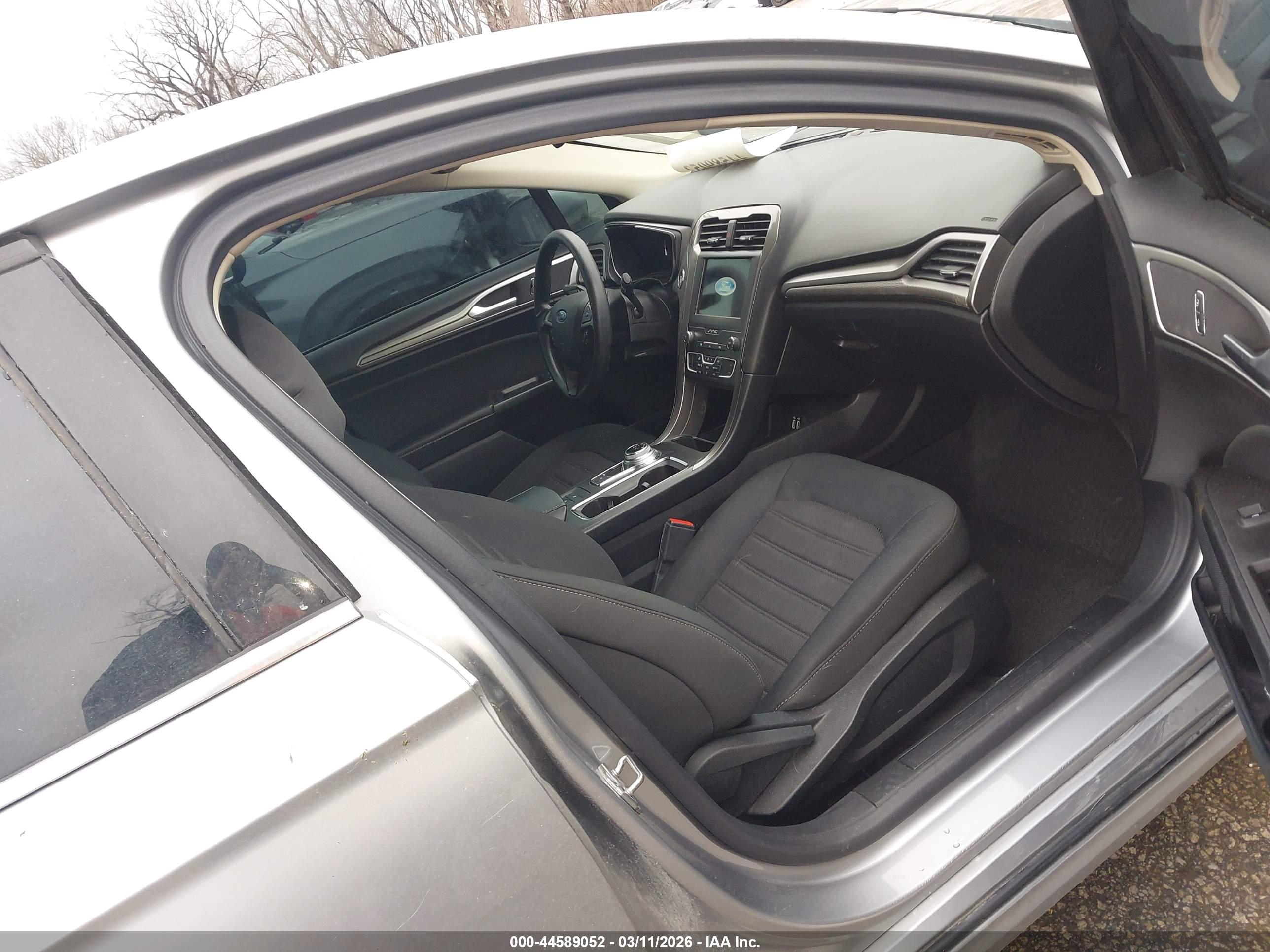 FORD FUSION image 5