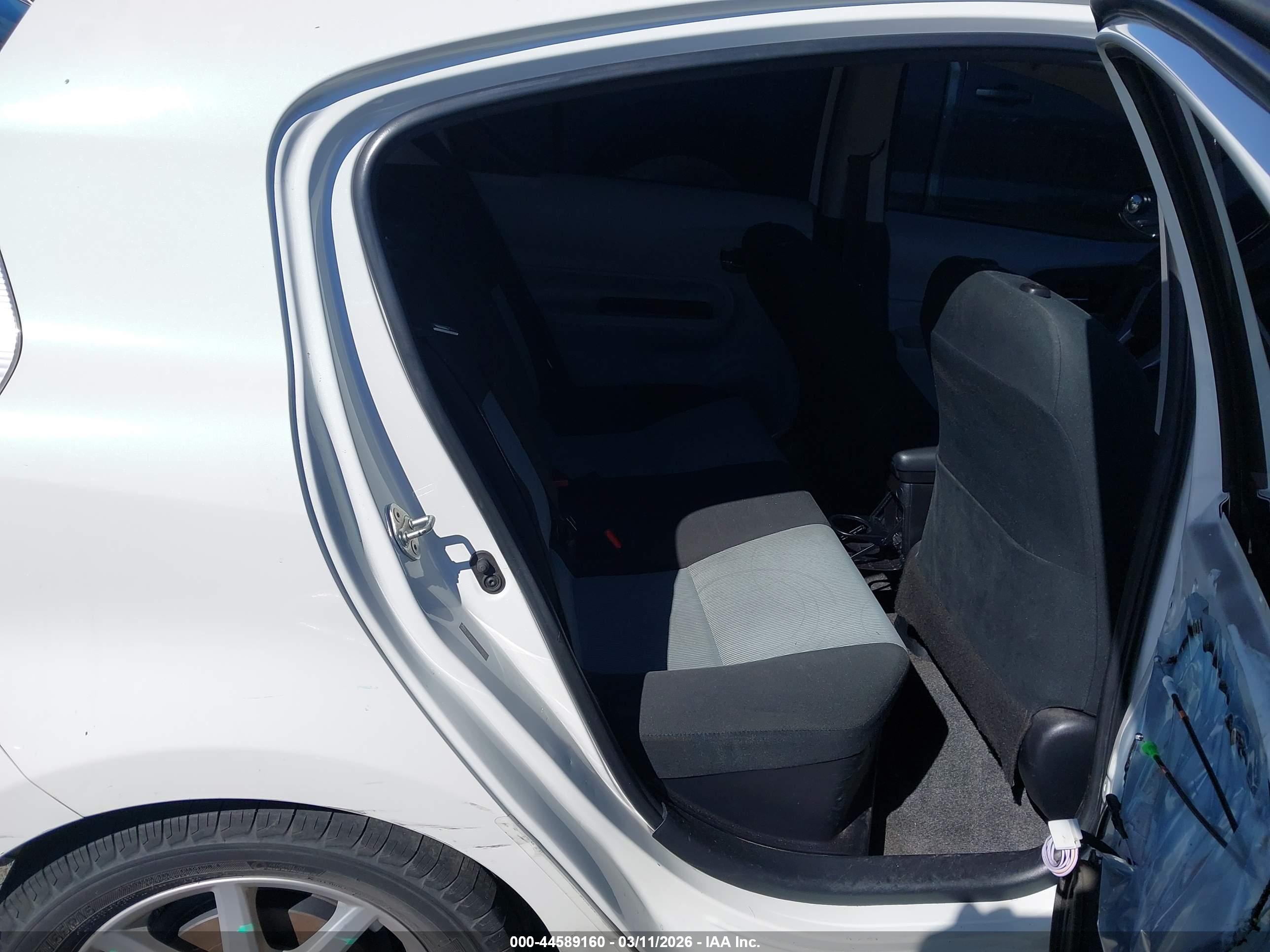 TOYOTA PRIUS image 8
