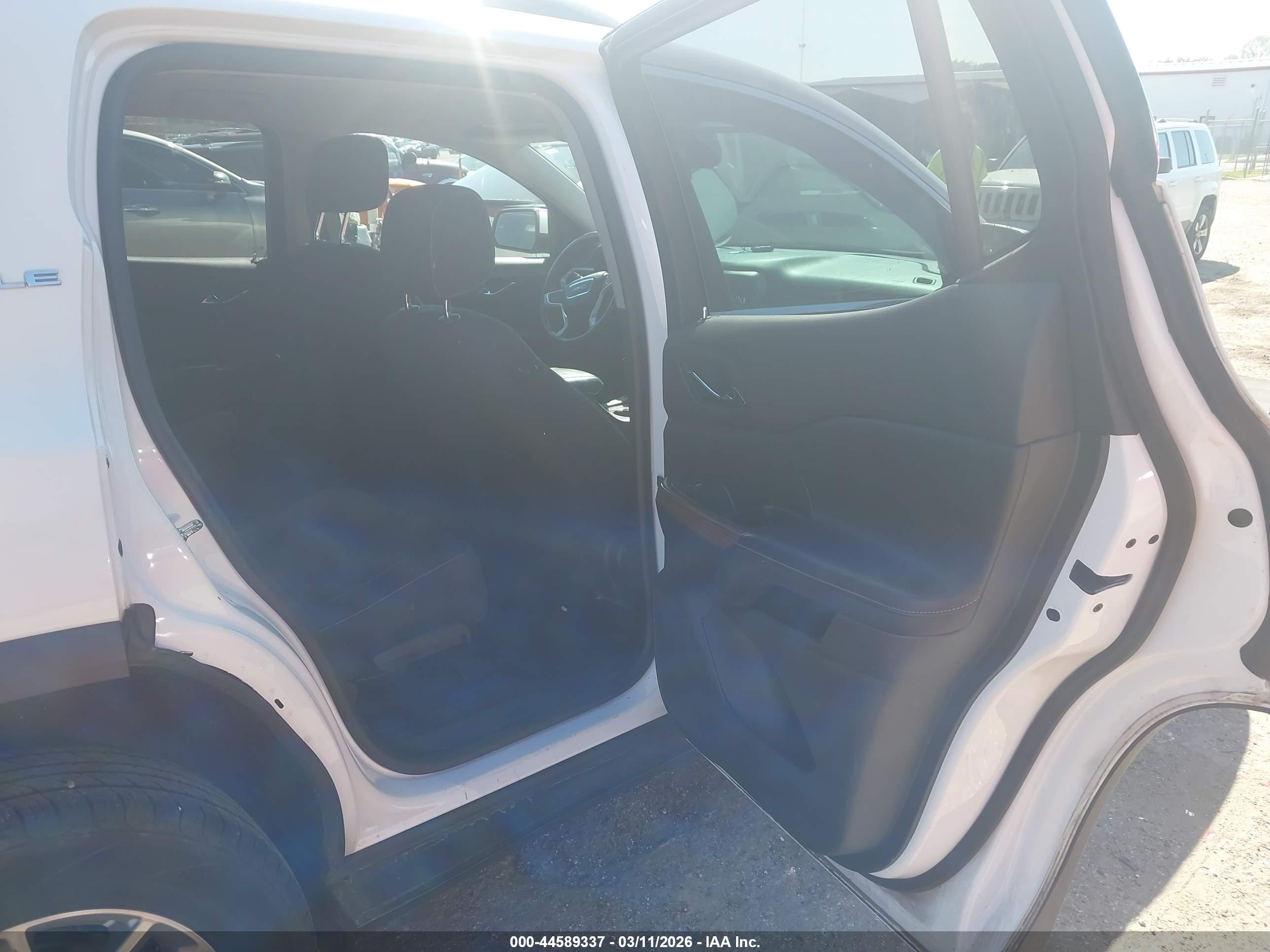 GMC ACADIA image 8