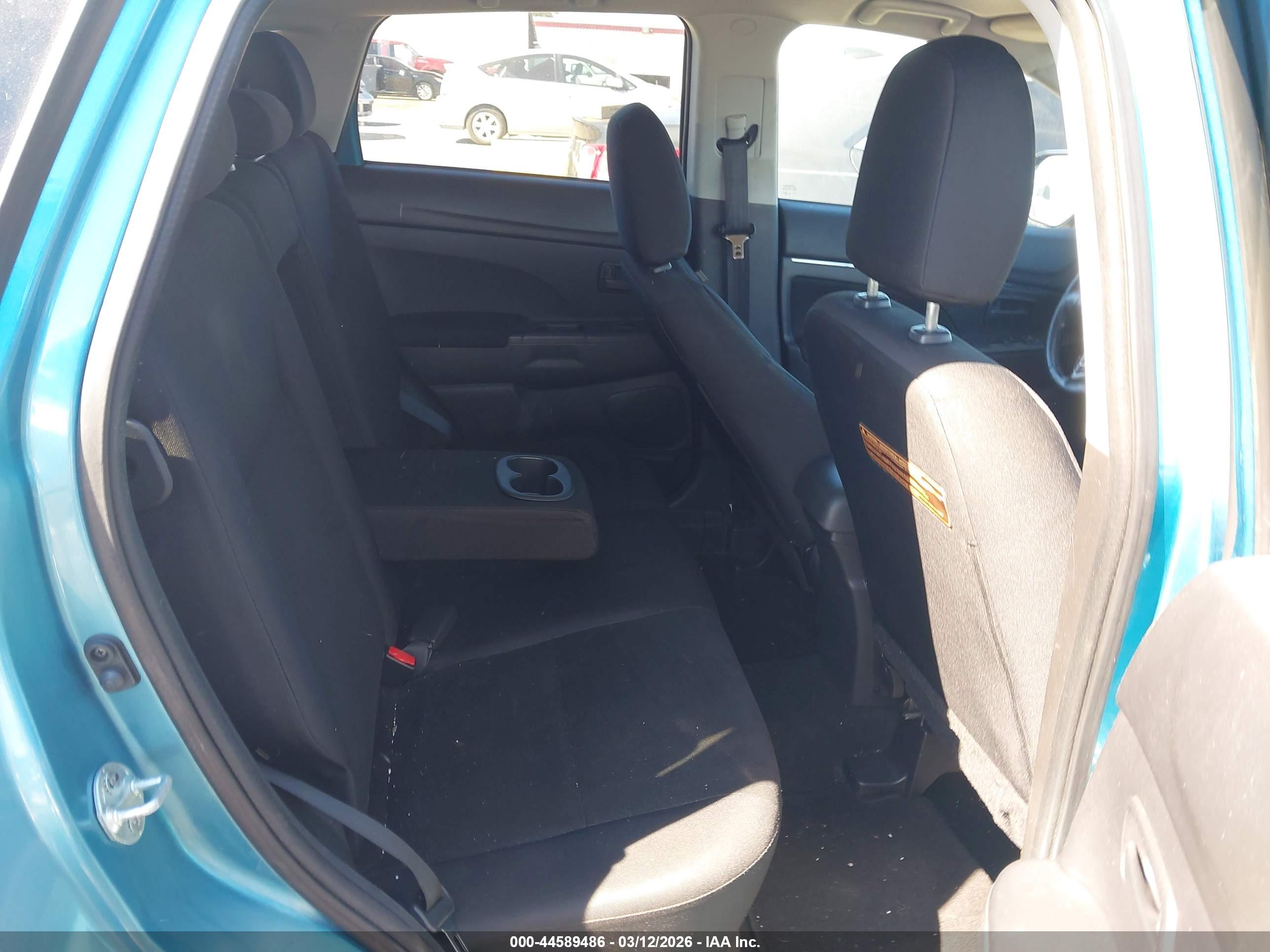 MITSUBISHI OUTLANDER image 8
