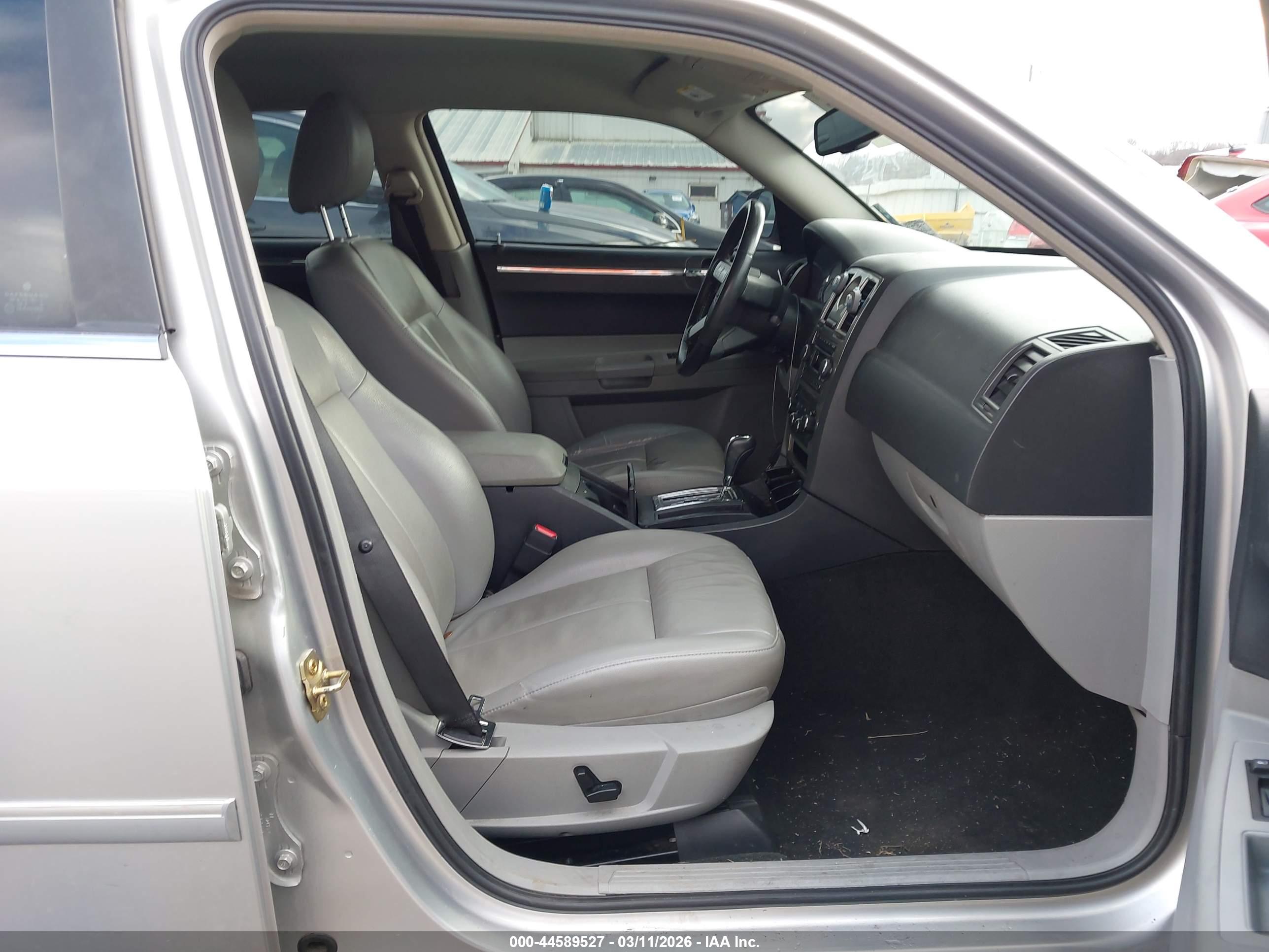 CHRYSLER 300 image 5