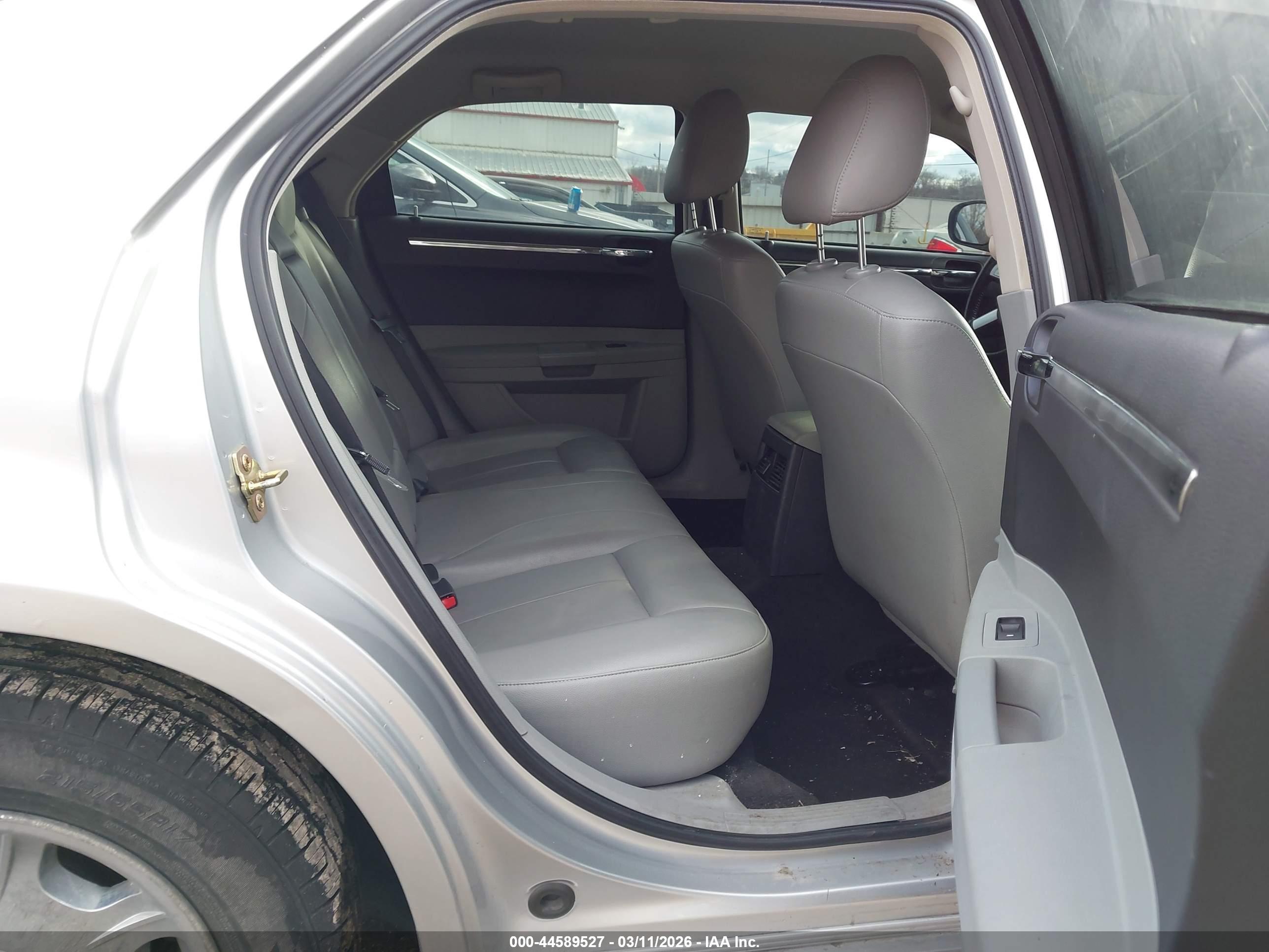 CHRYSLER 300 image 8