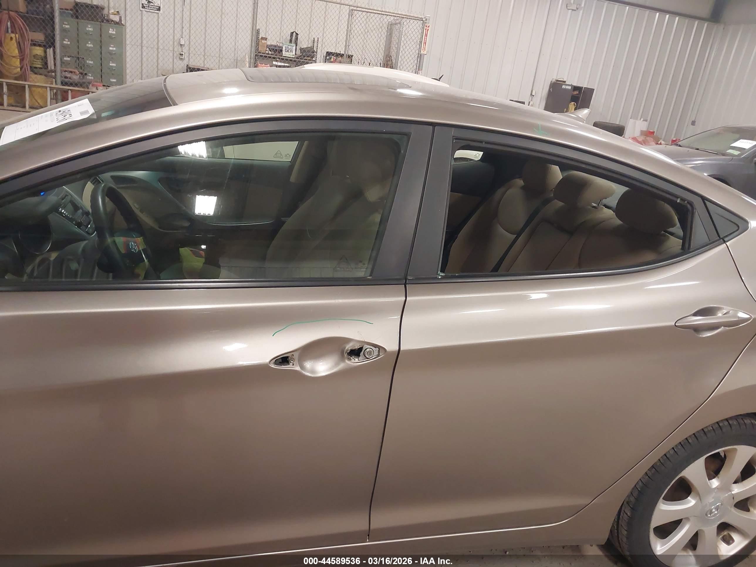 HYUNDAI ELANTRA image 6