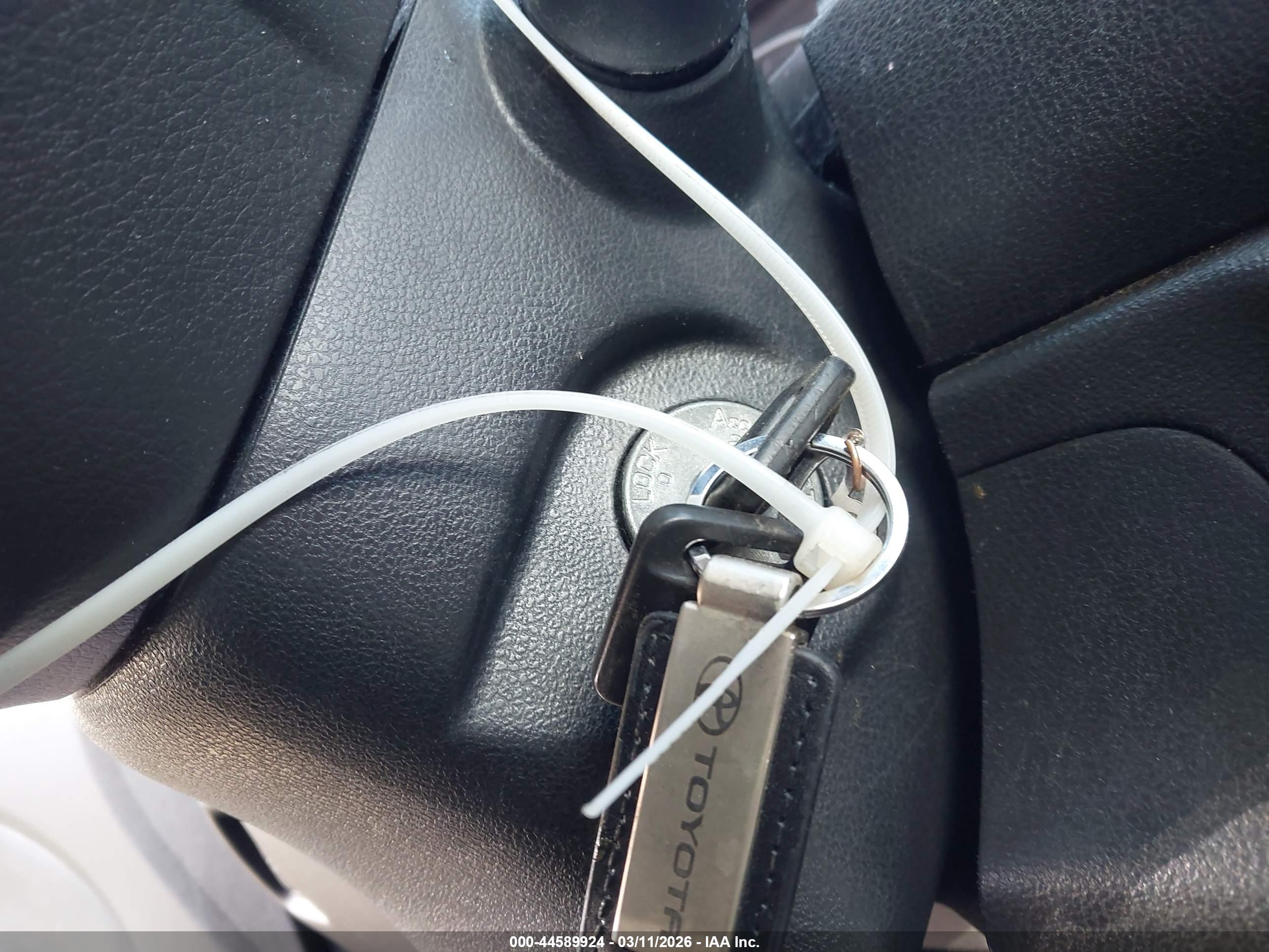 NISSAN VERSA image 11