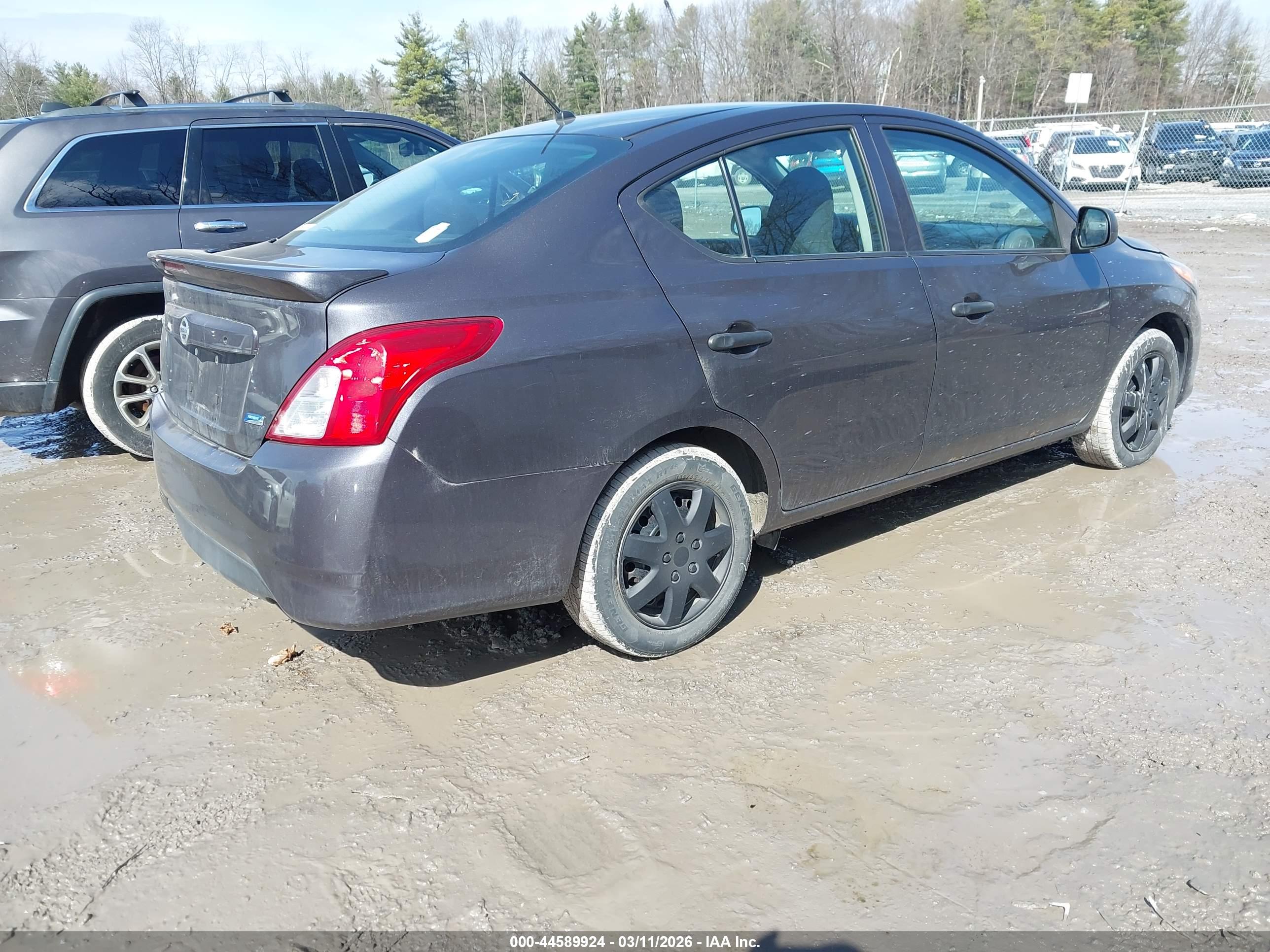 NISSAN VERSA image 4