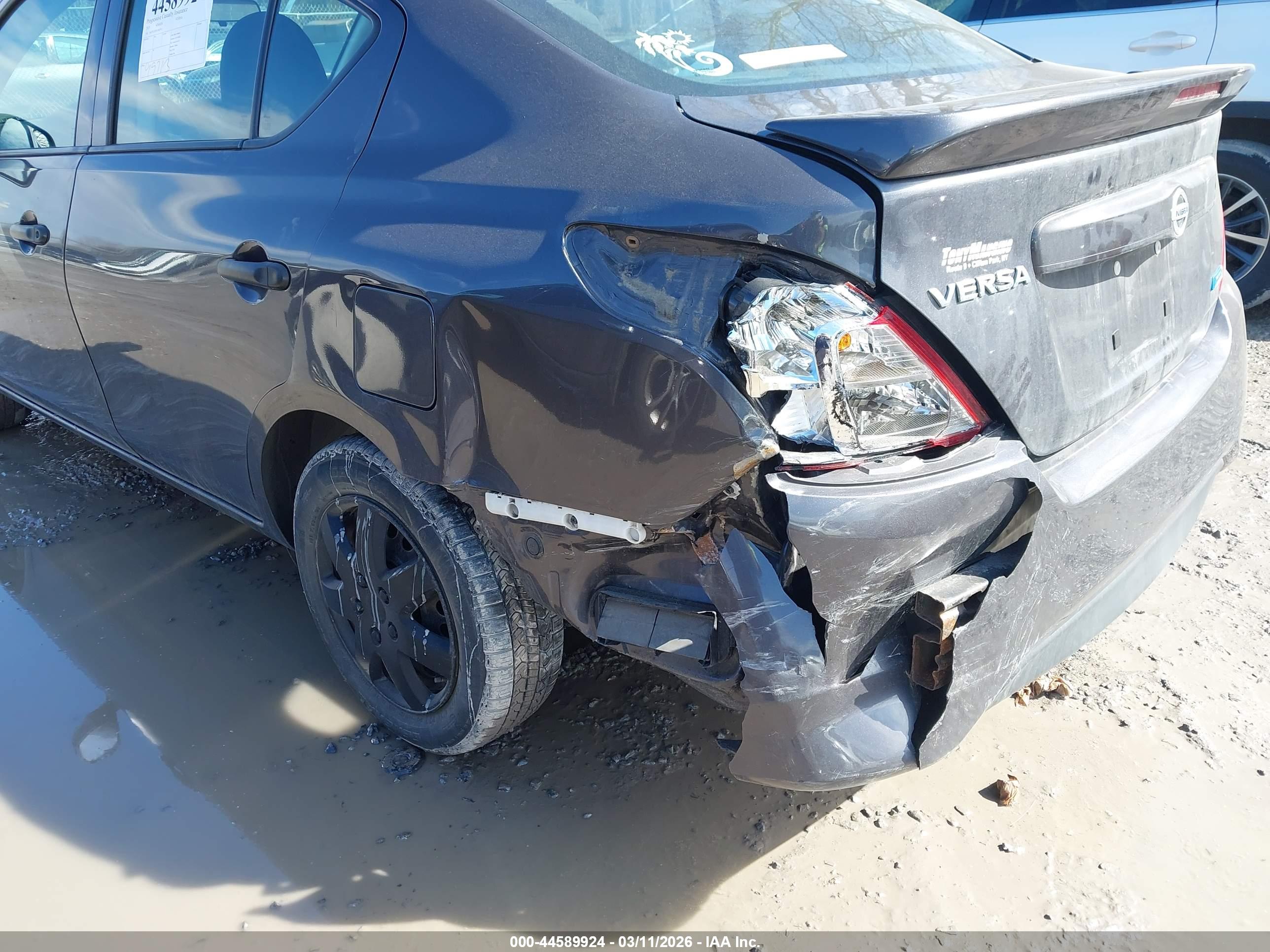 NISSAN VERSA image 6