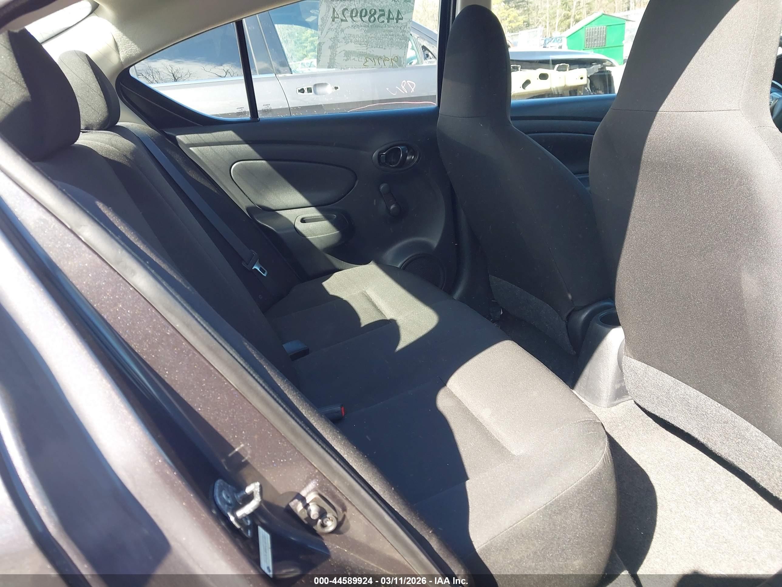 NISSAN VERSA image 8