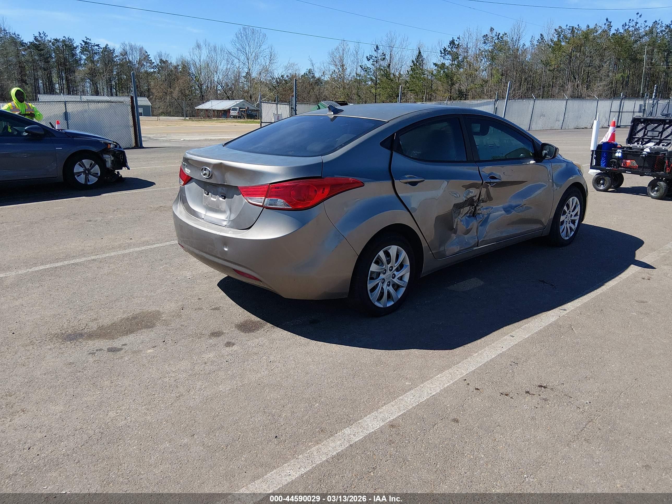 HYUNDAI ELANTRA image 4