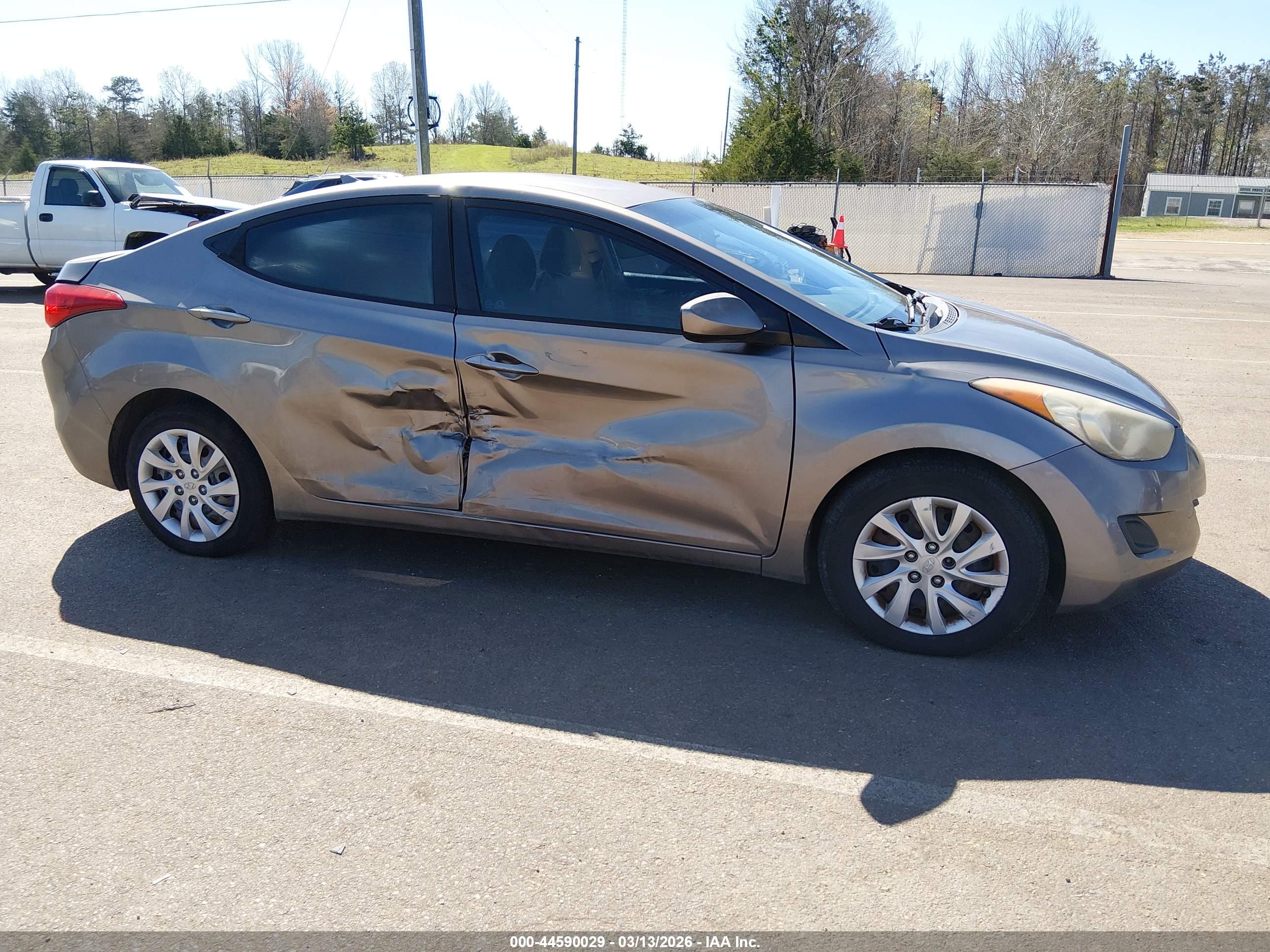HYUNDAI ELANTRA image 6
