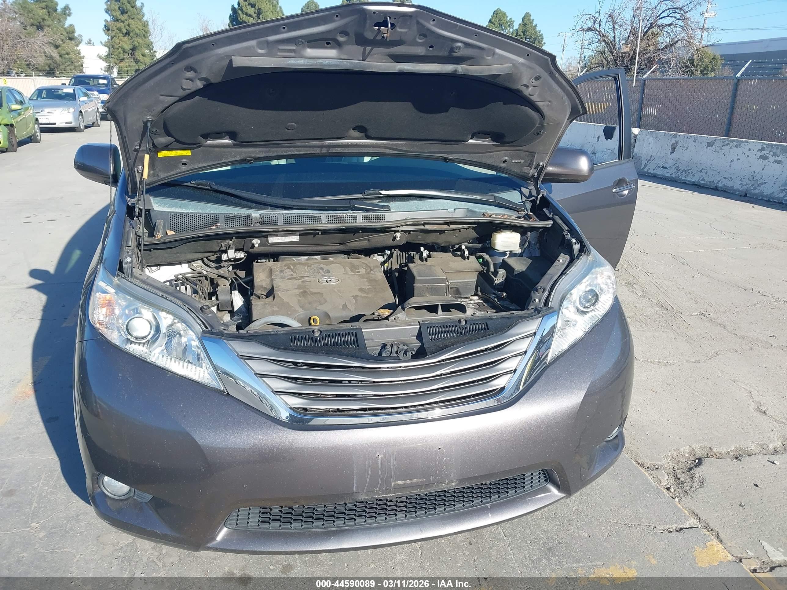 TOYOTA SIENNA image 10