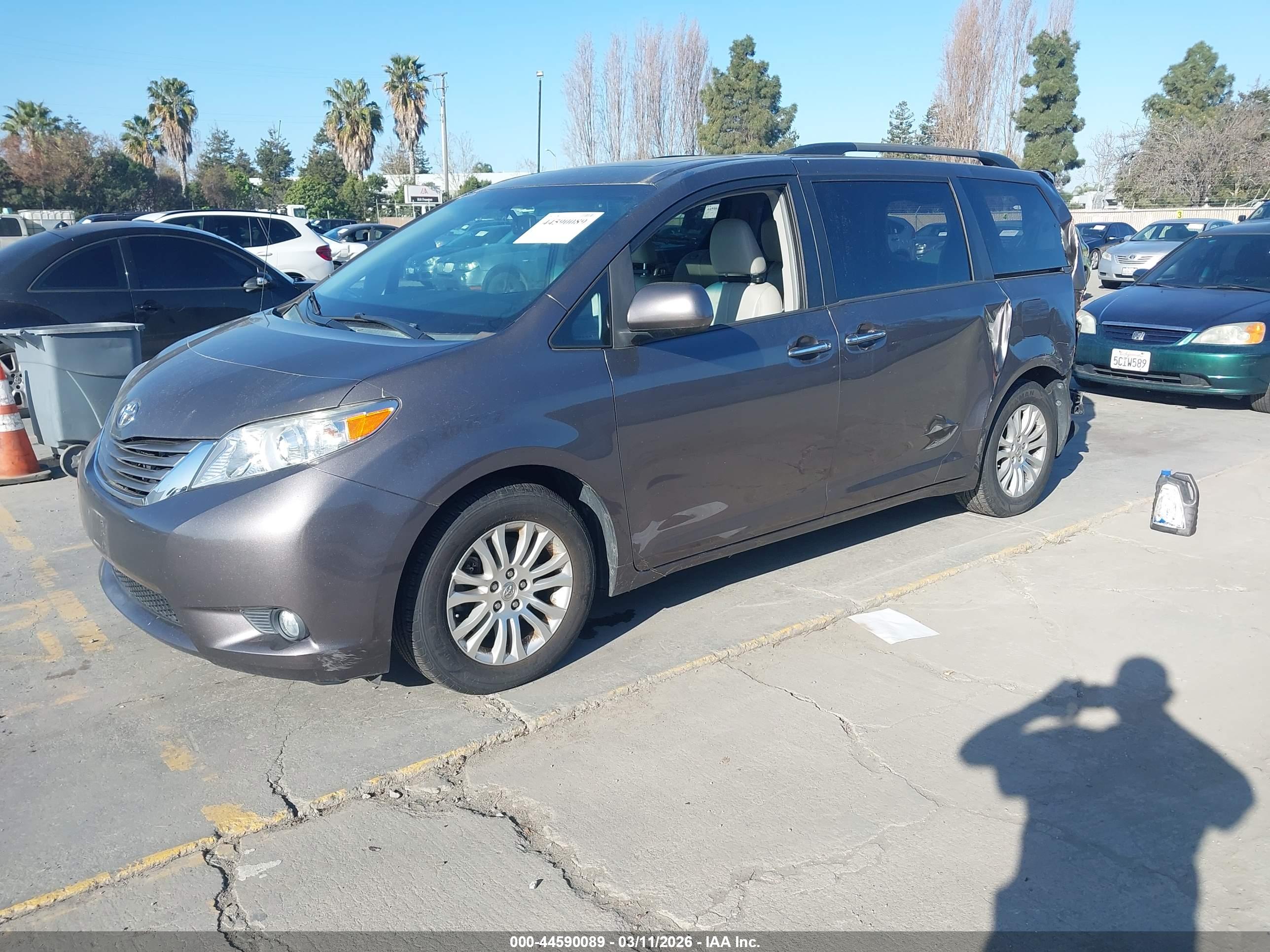 TOYOTA SIENNA image 2