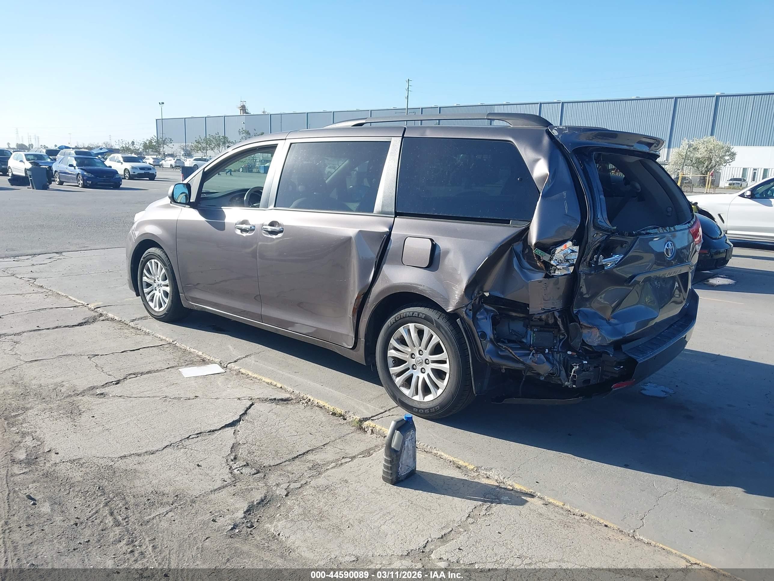 TOYOTA SIENNA image 3