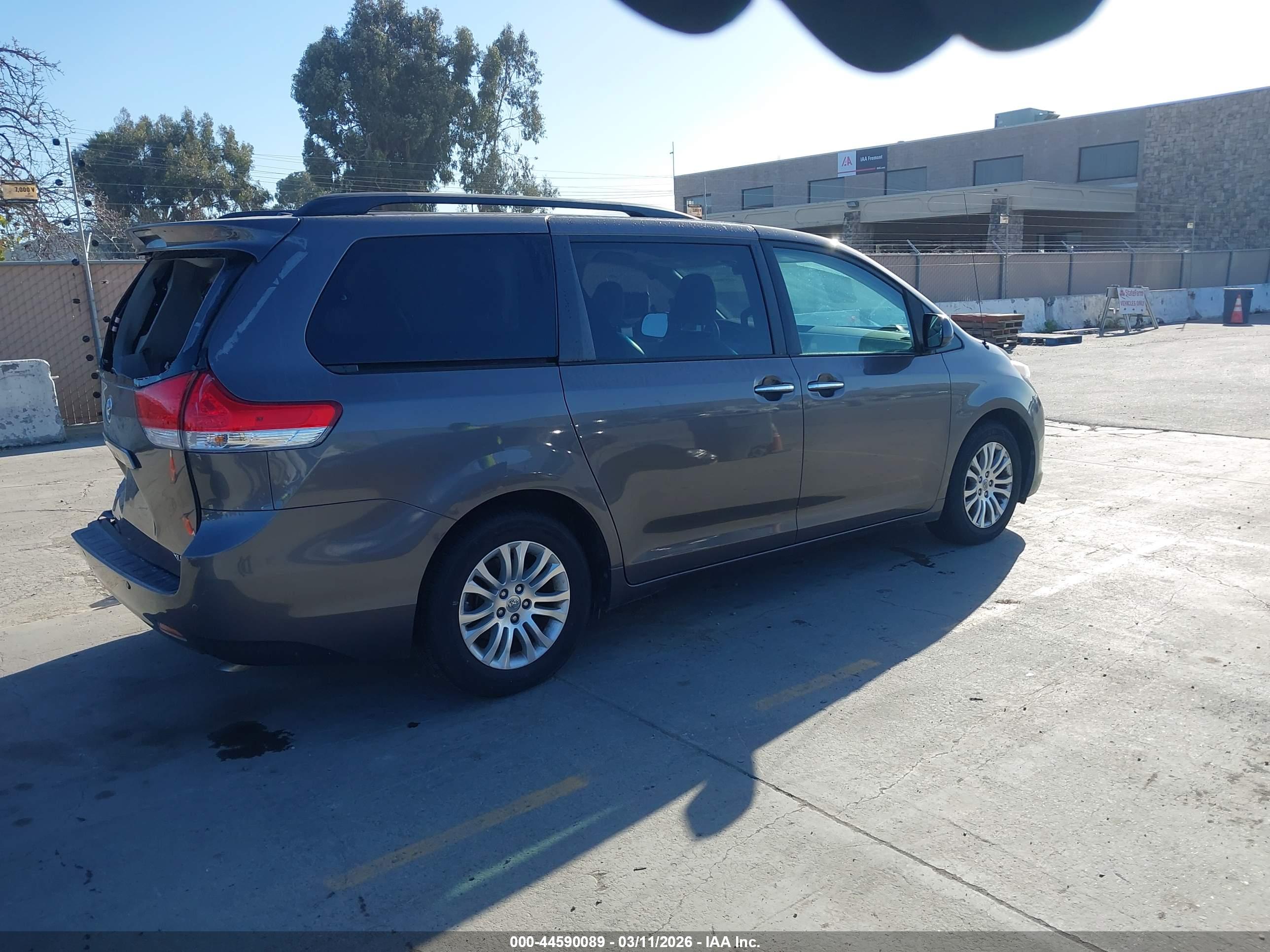 TOYOTA SIENNA image 4