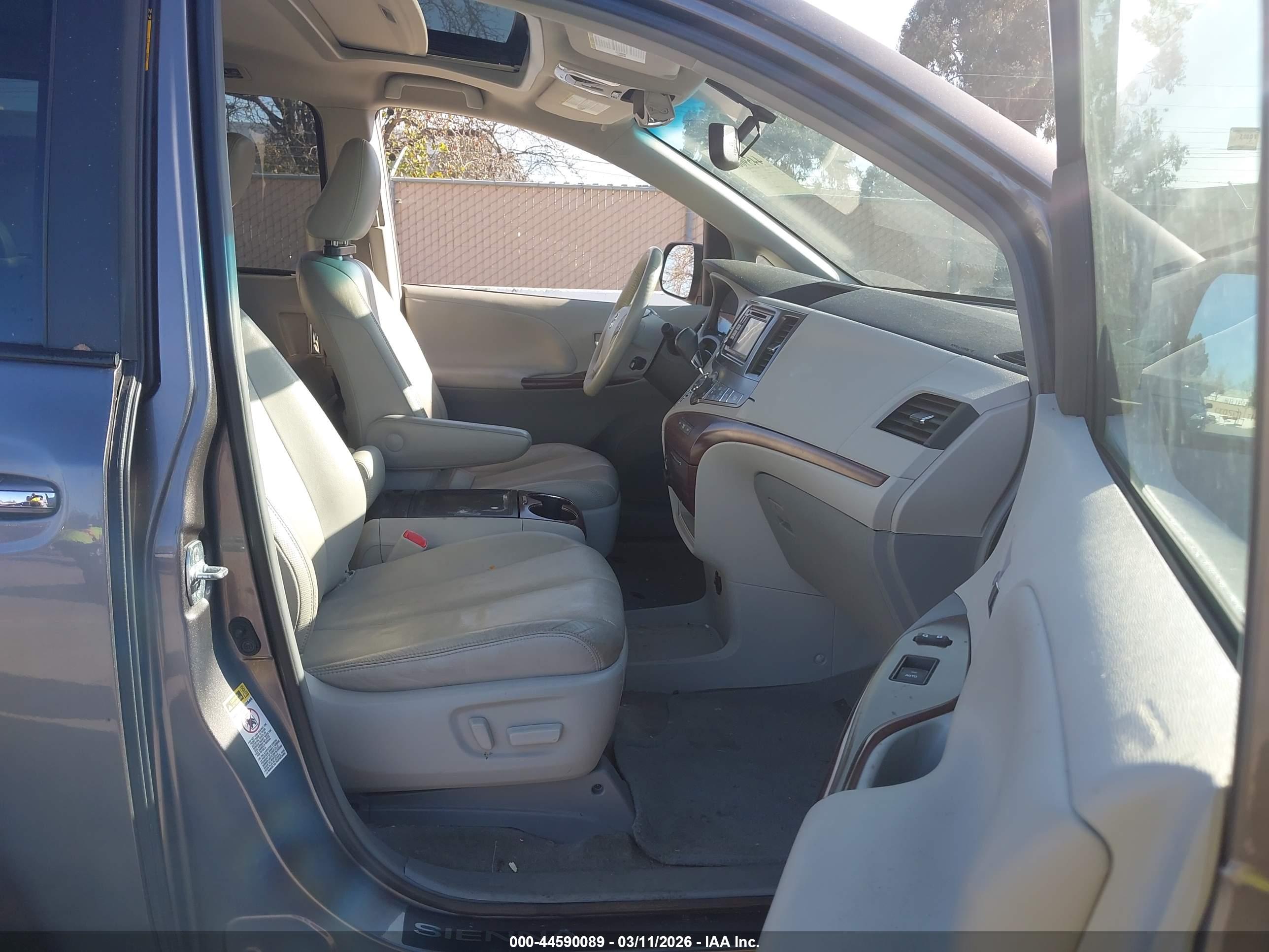 TOYOTA SIENNA image 5