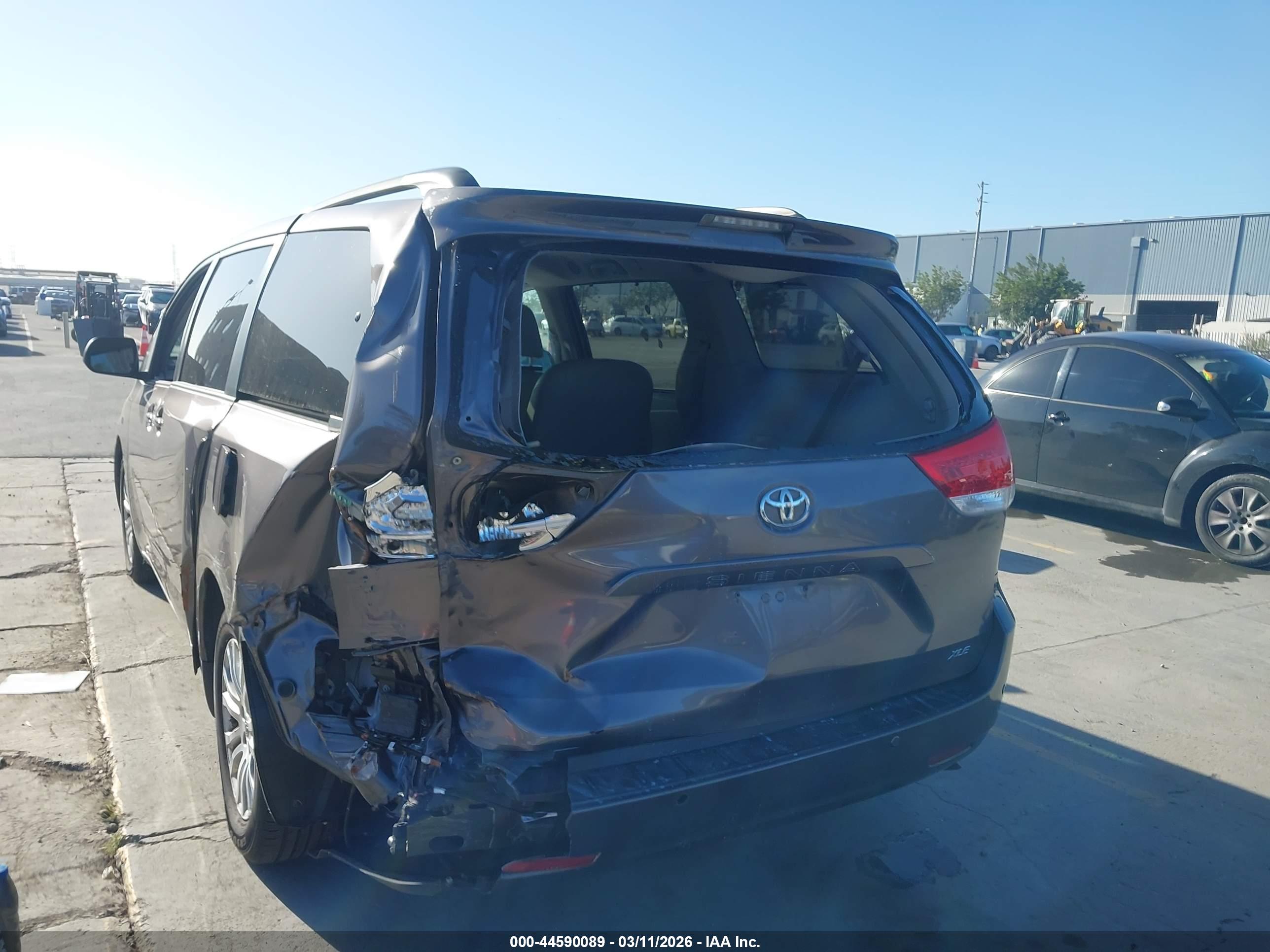 TOYOTA SIENNA image 6