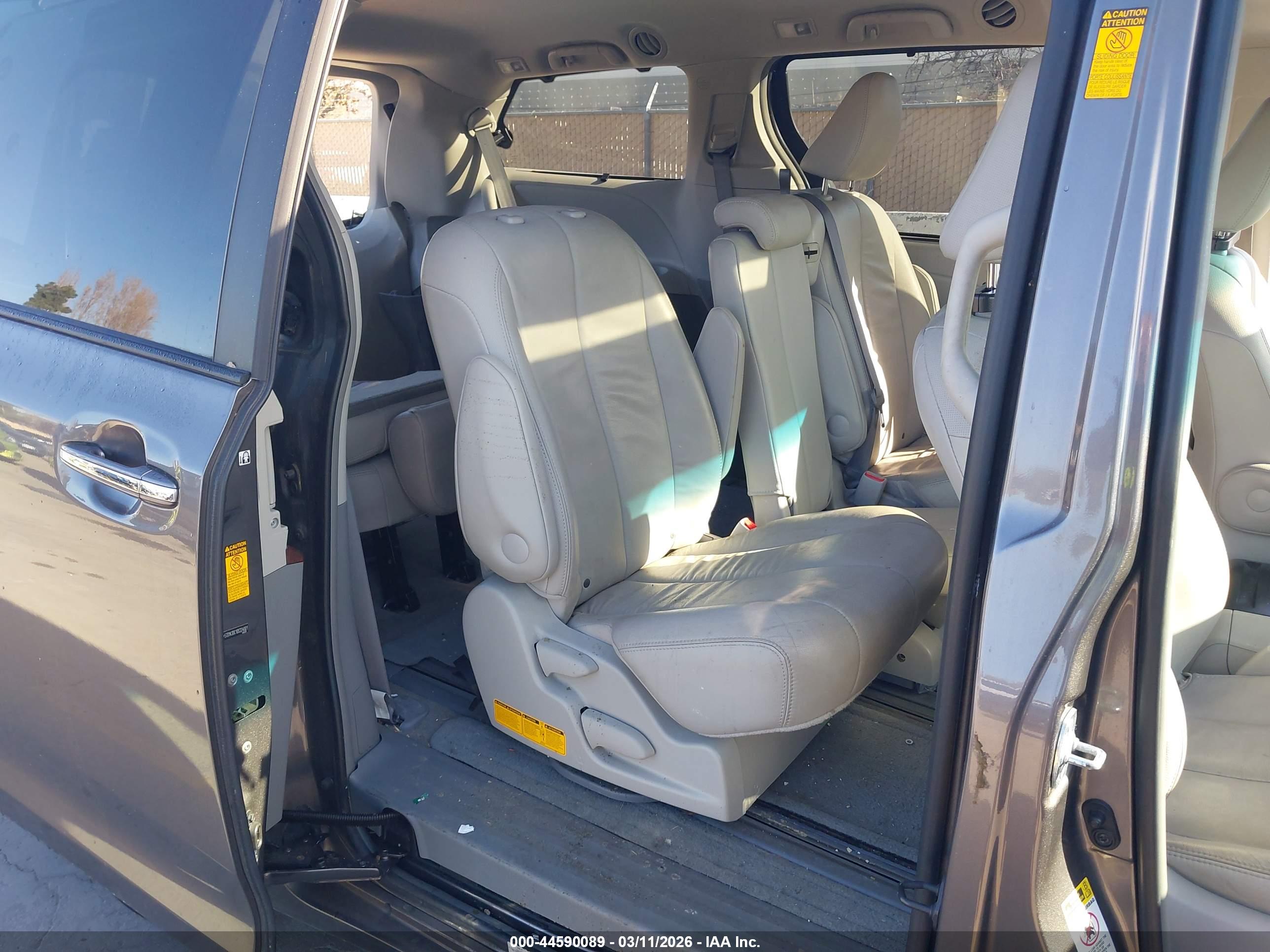 TOYOTA SIENNA image 8